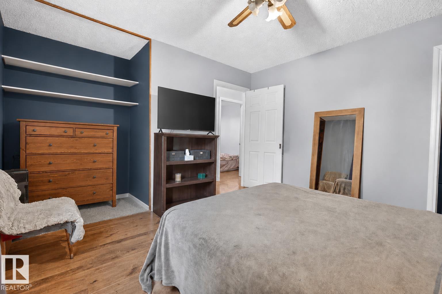 5017 45 ST - 12