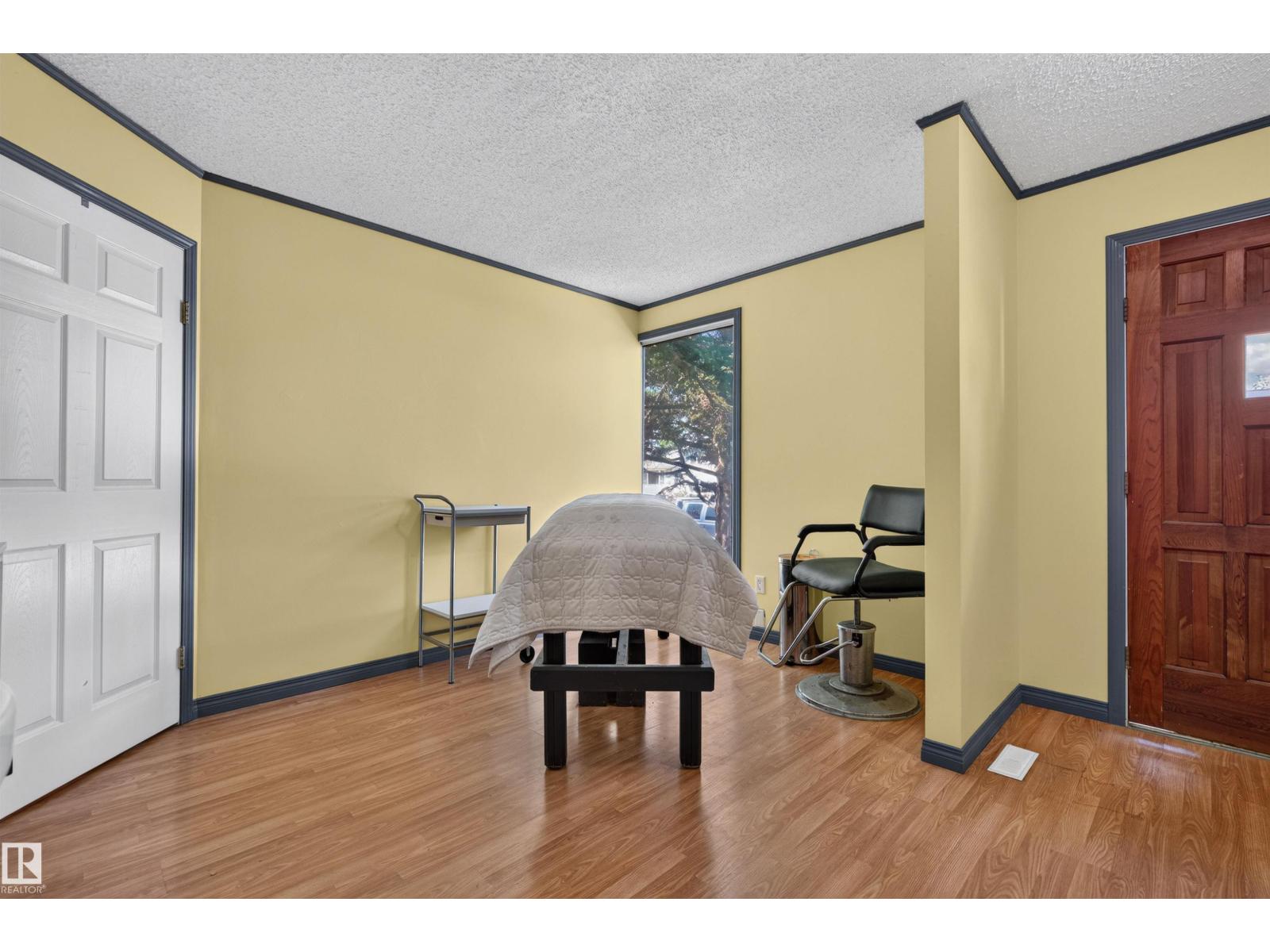 5017 45 ST - 13