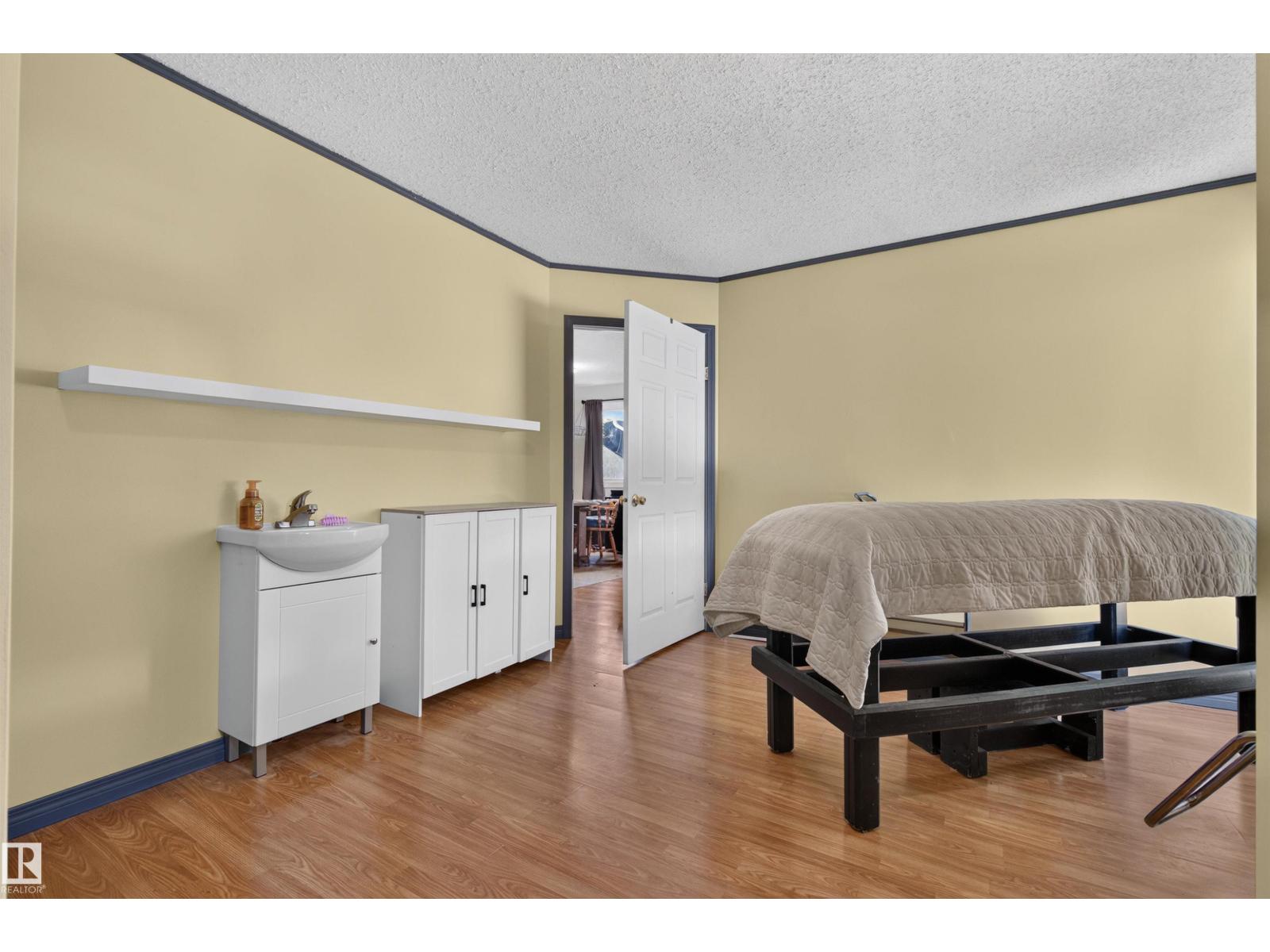 5017 45 ST - 15