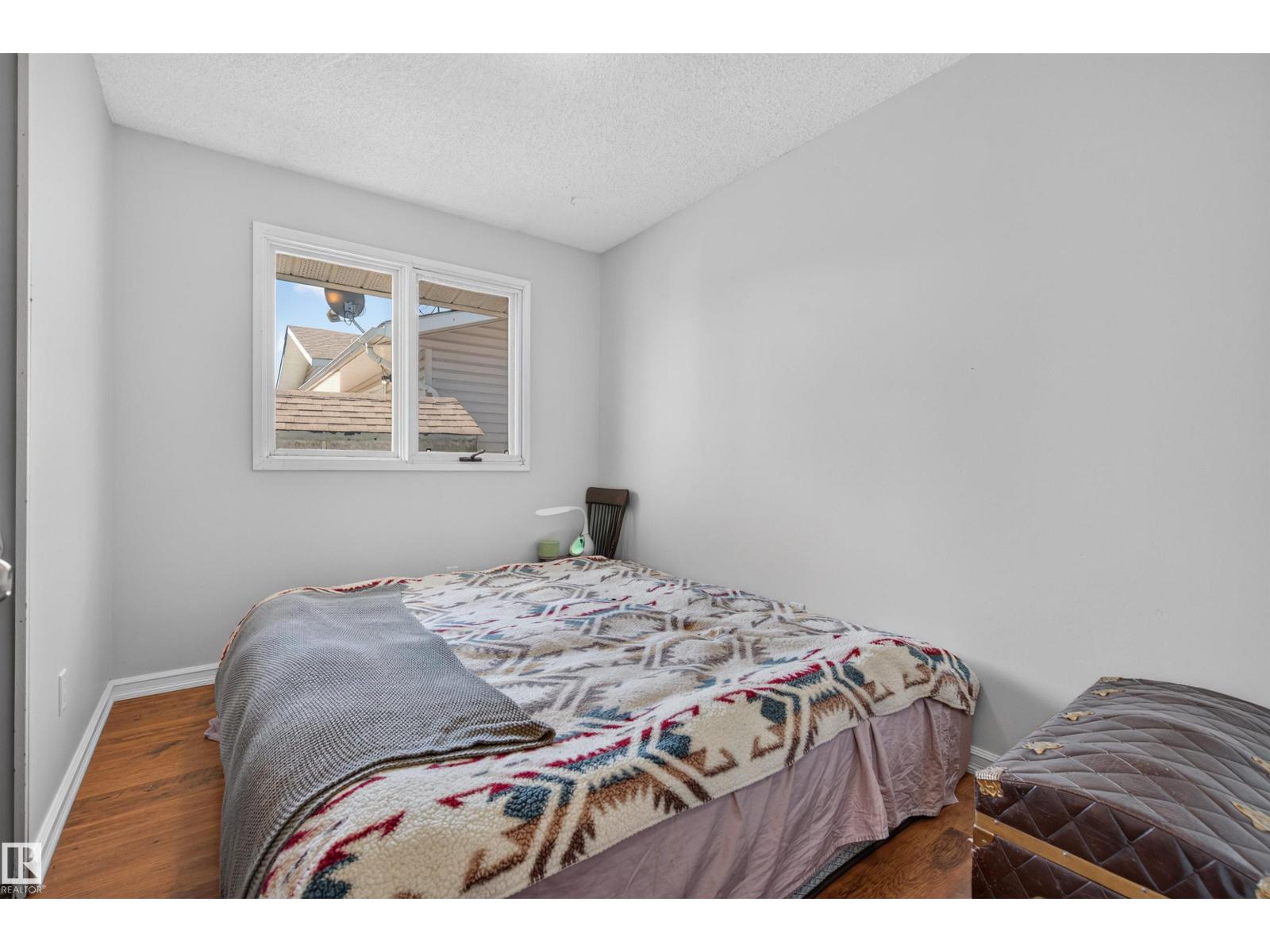 5017 45 ST - 17