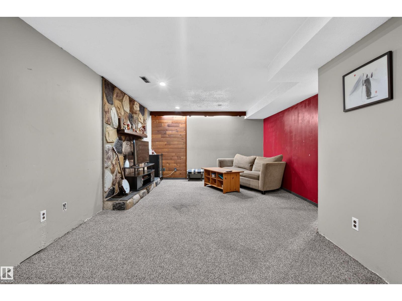 5017 45 ST - 19