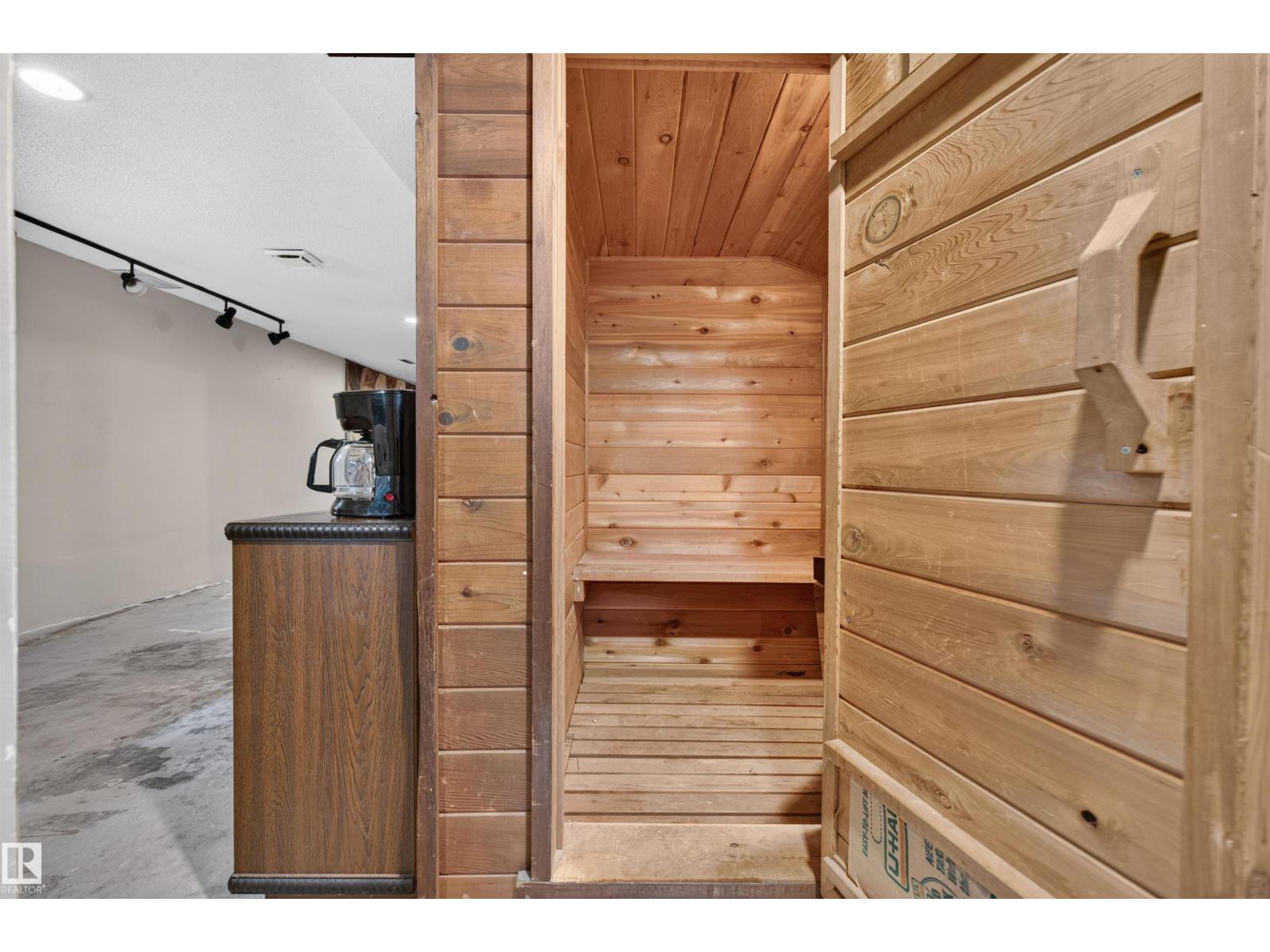 5017 45 ST - 25