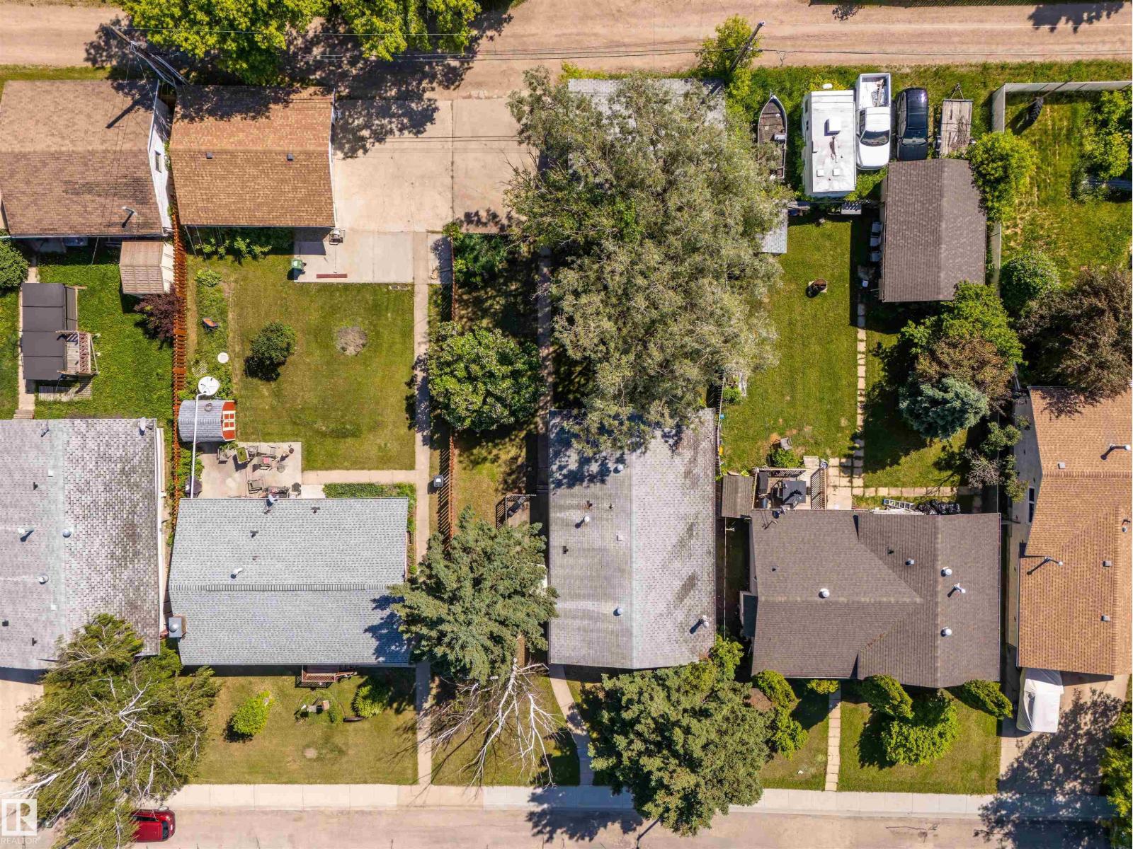 5017 45 ST - 35