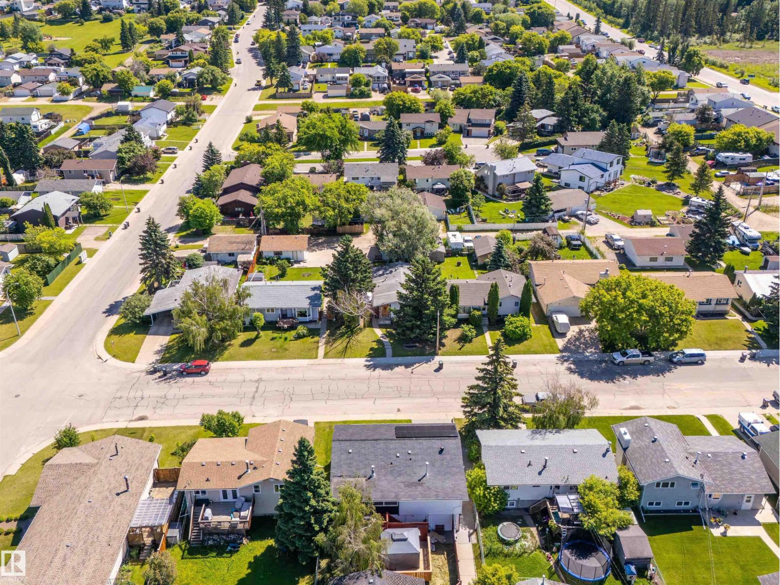 5017 45 ST - 40