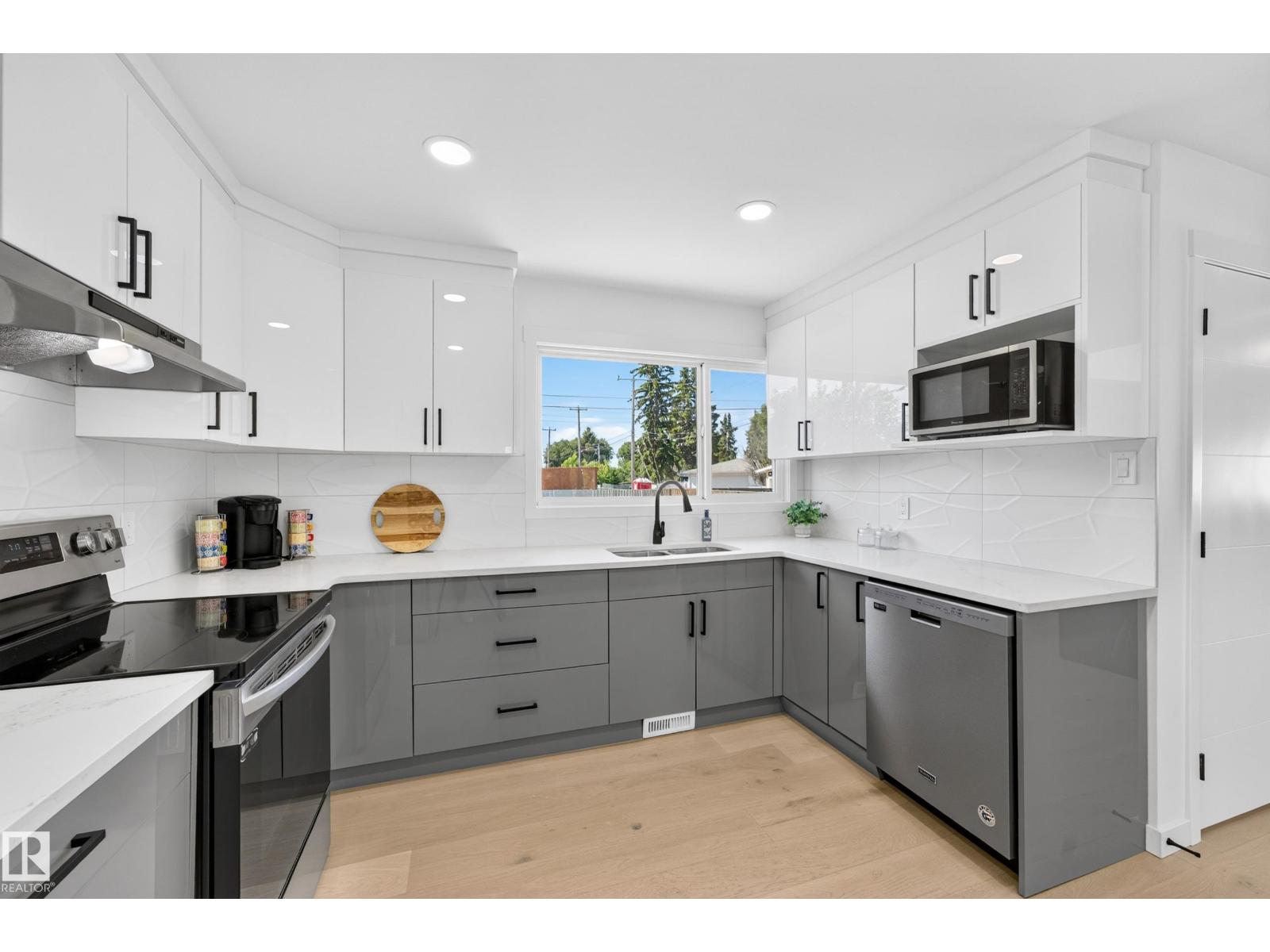 6011 93A AV NW - 15