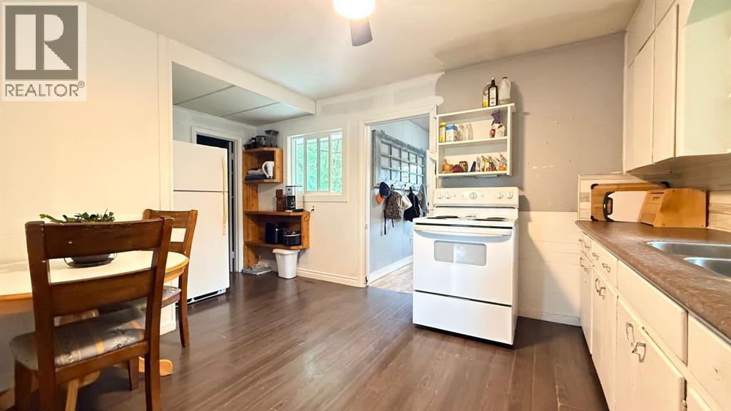 117 2 Street W - 11