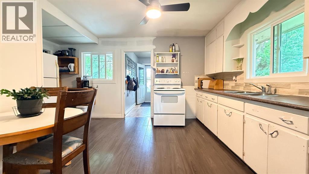 117 2 Street W - 8