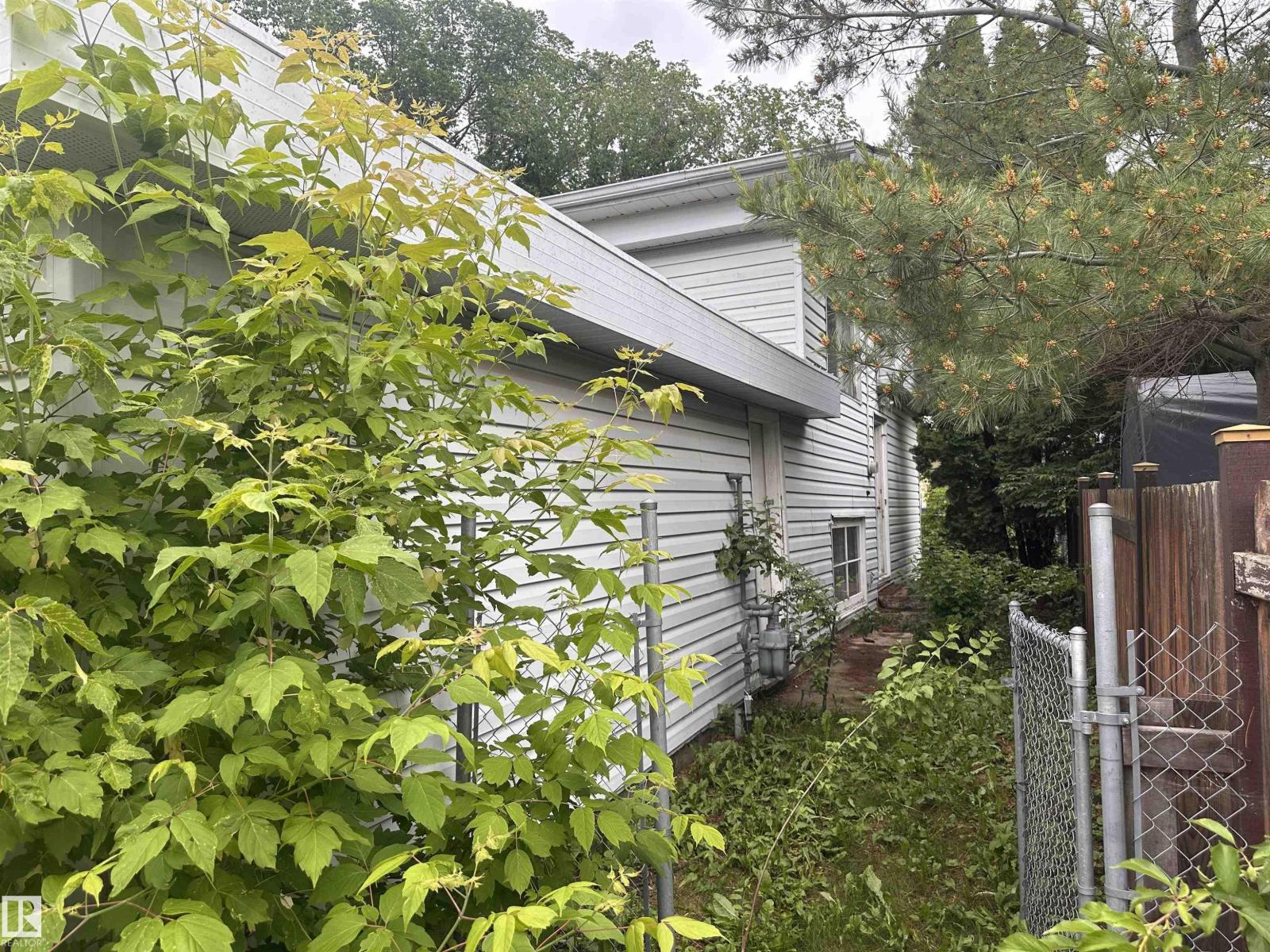 5128 52 ST - 10