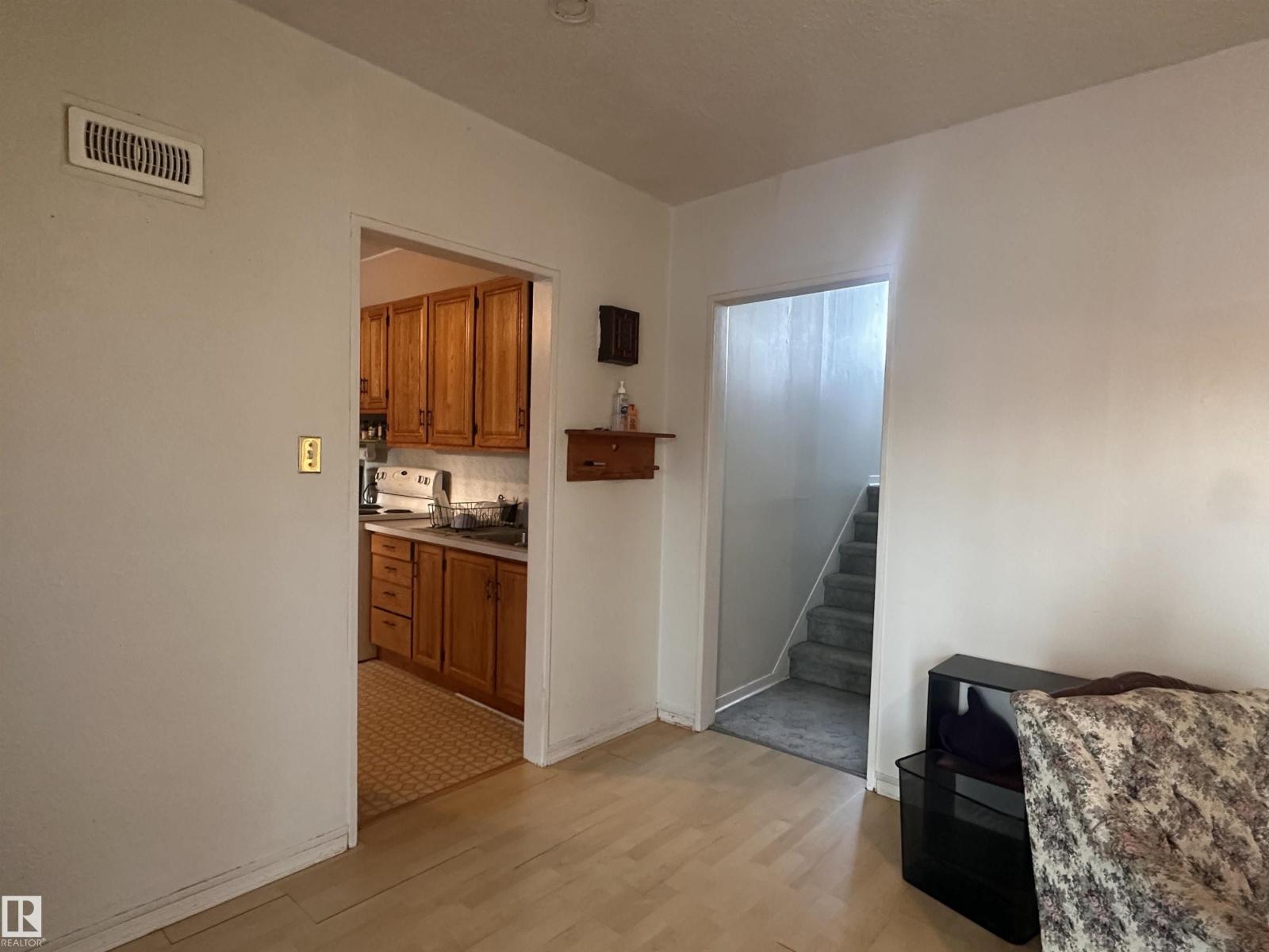 5128 52 ST - 20