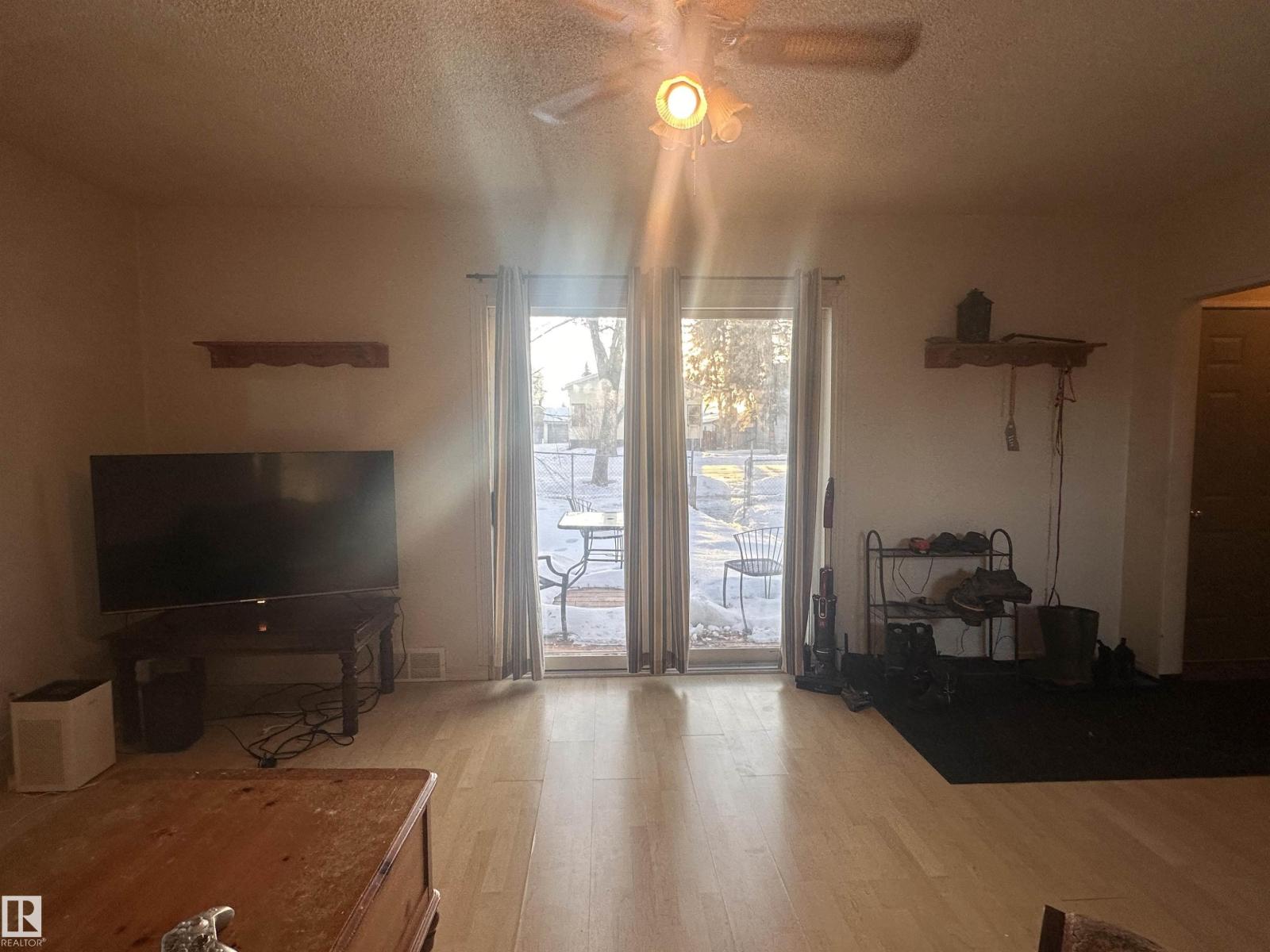 5128 52 ST - 18