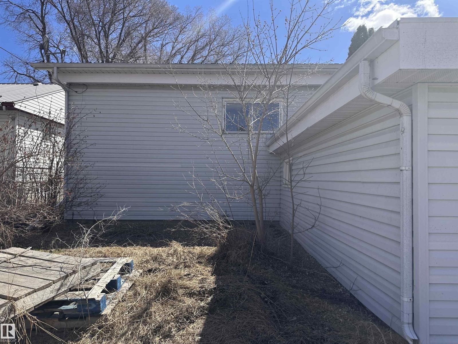 5128 52 ST - 70