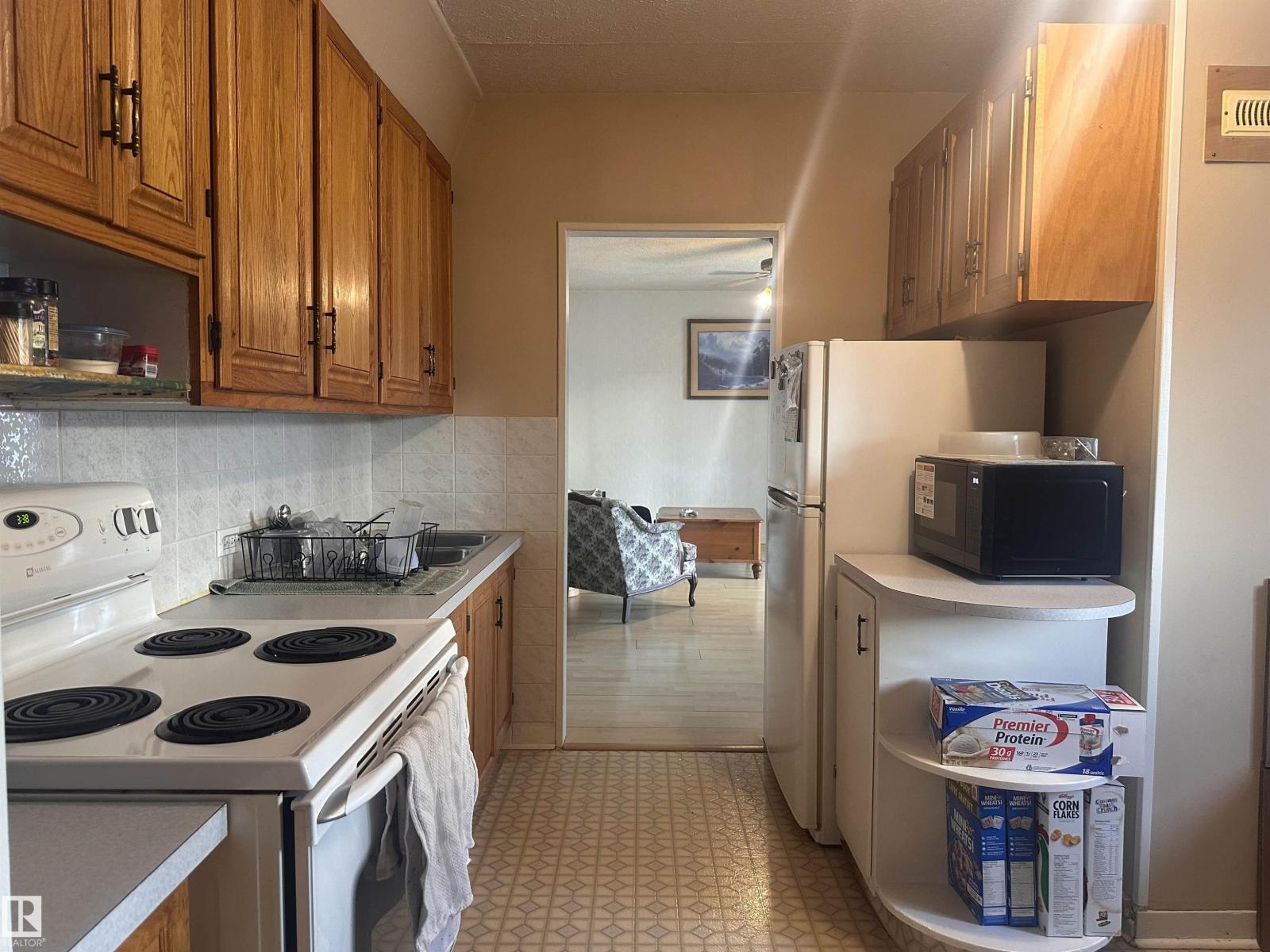 5128 52 ST - 23