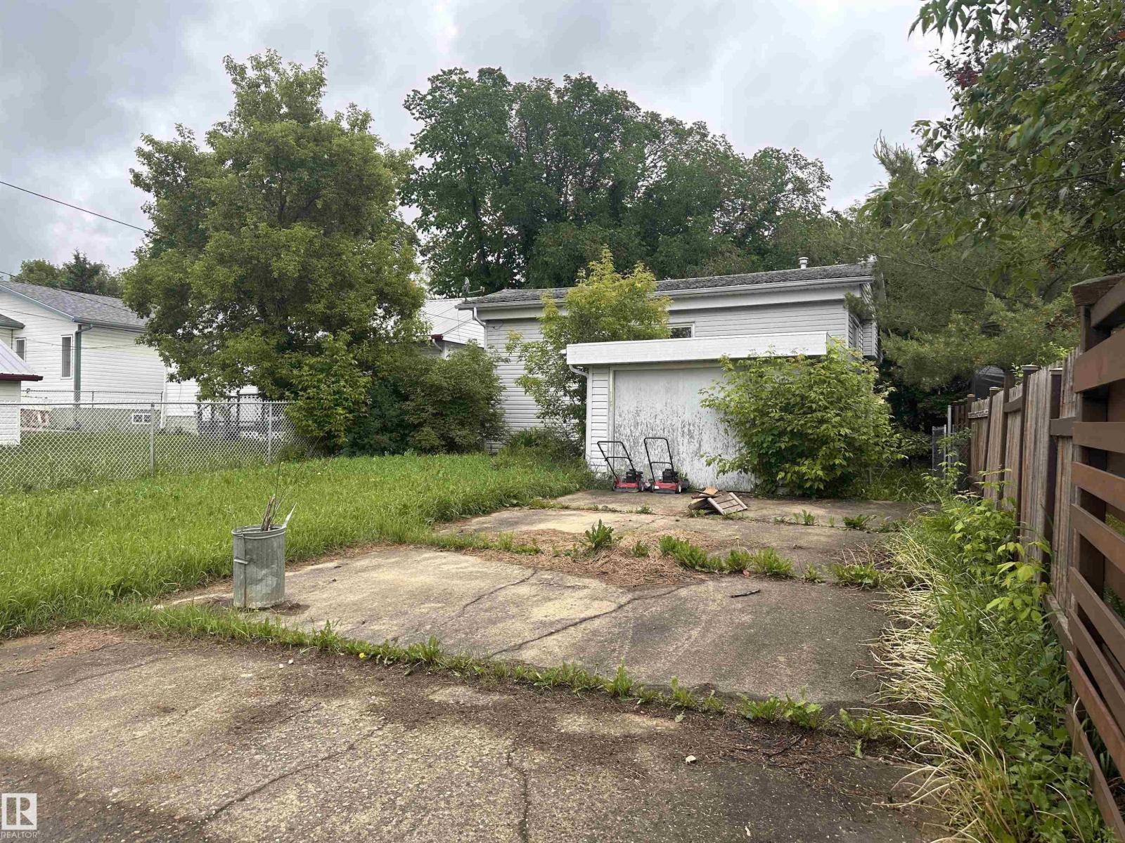 5128 52 ST - 8