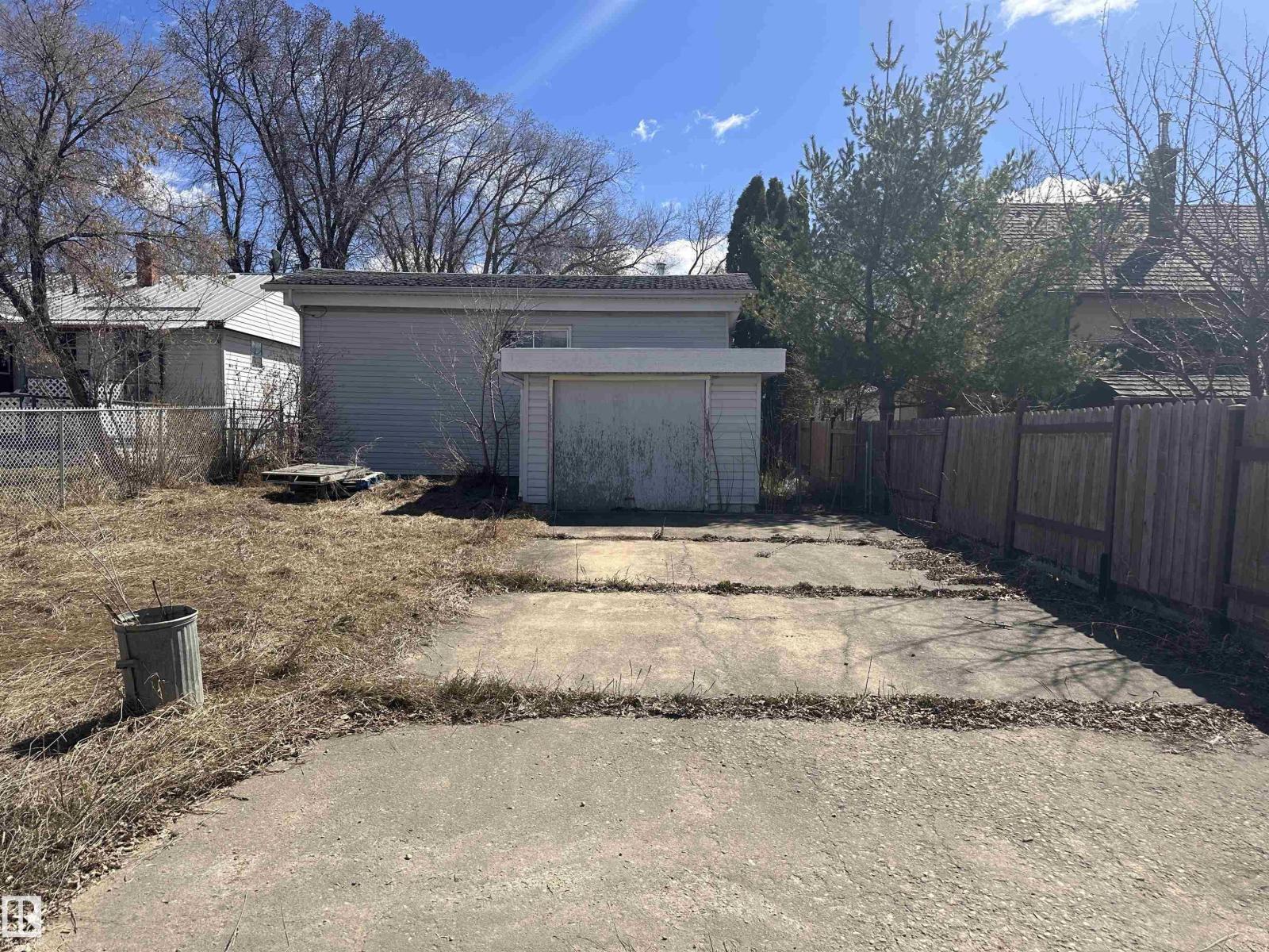 5128 52 ST - 68