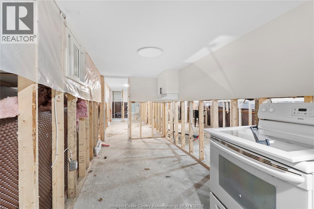 939 WYANDOTTE STREET East - 17