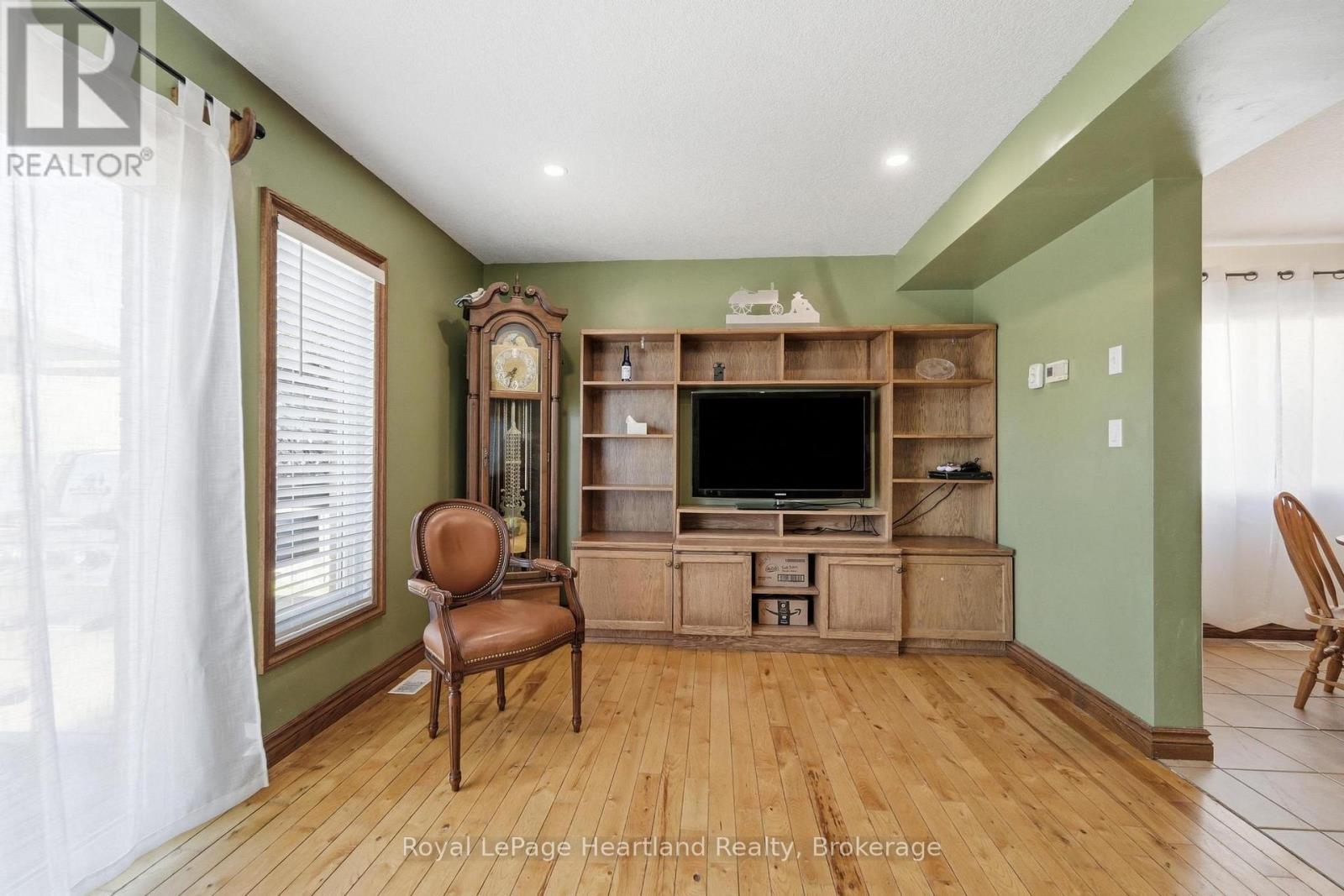 480 MOWAT STREET E - 11