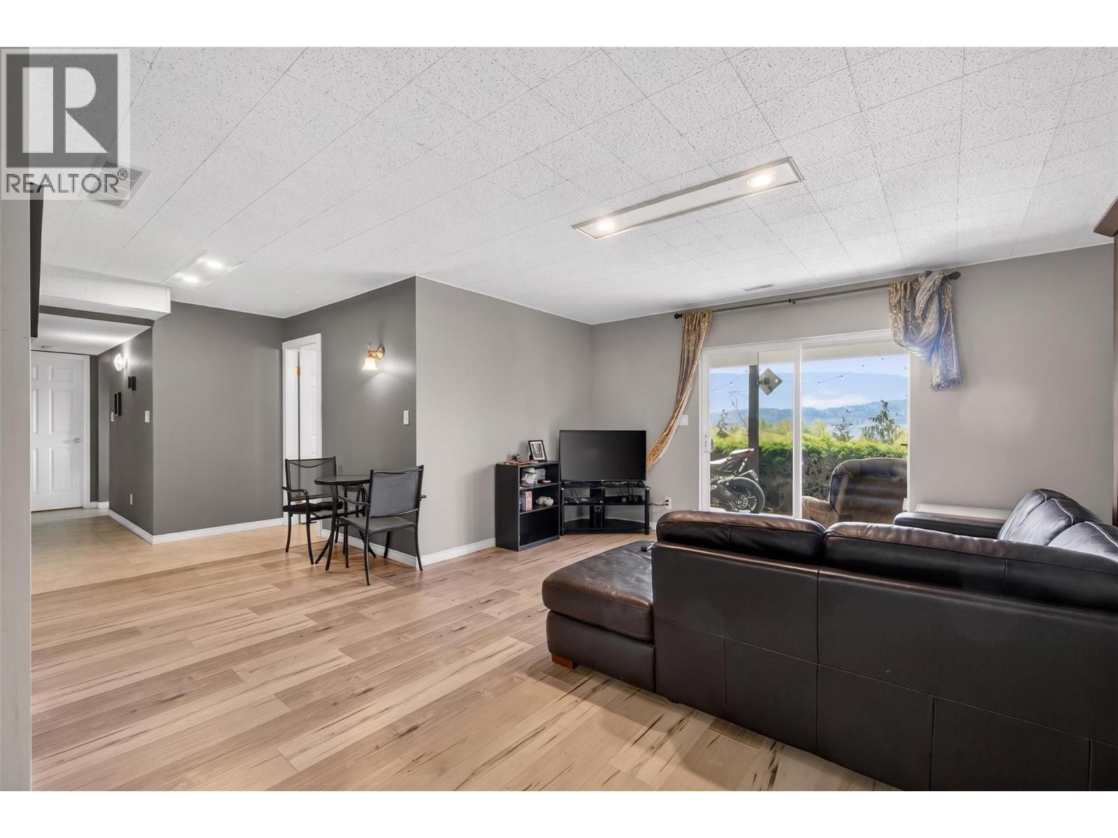 3714 Bastionview Road - 37