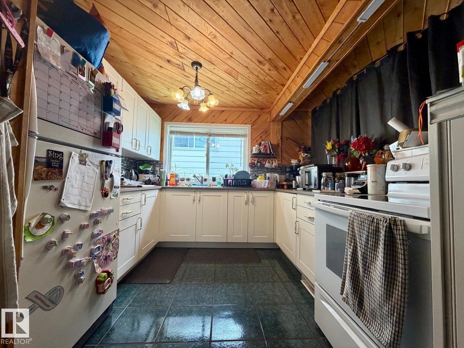 5012 48 Street - 14