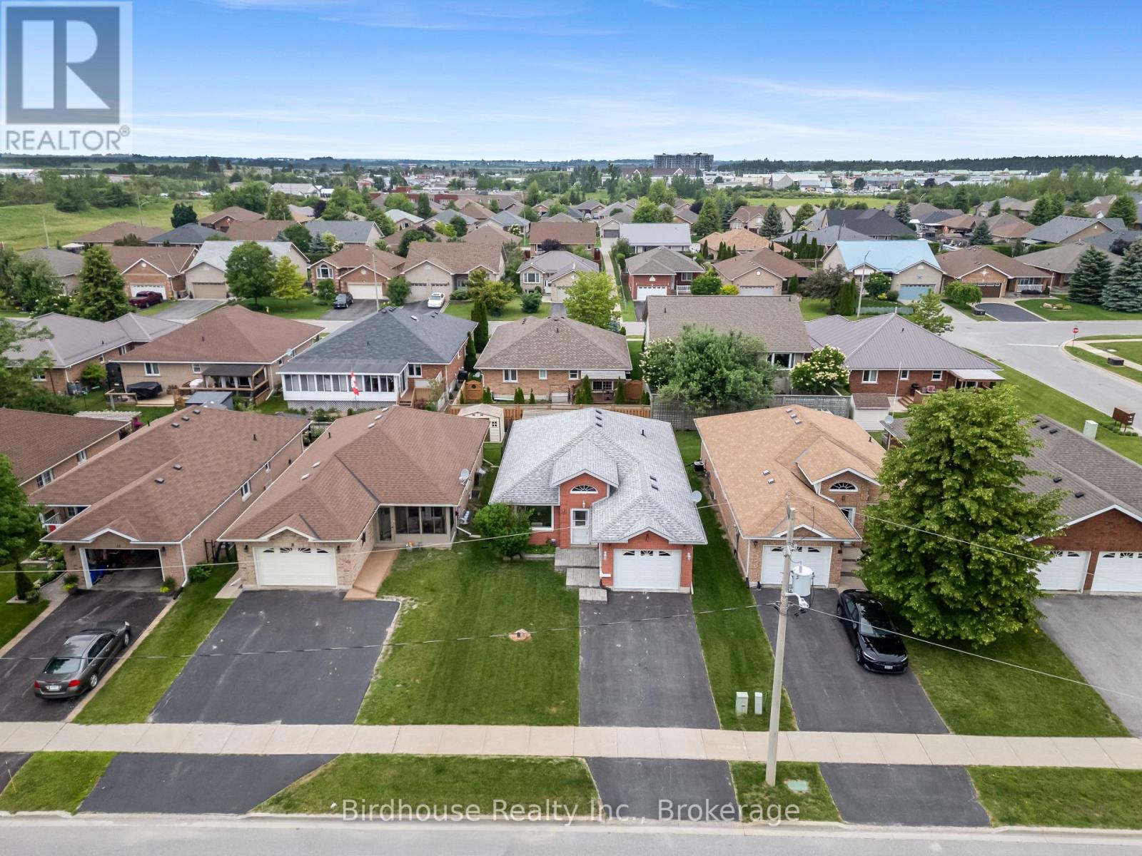 6 EAKINS CRESCENT - 32