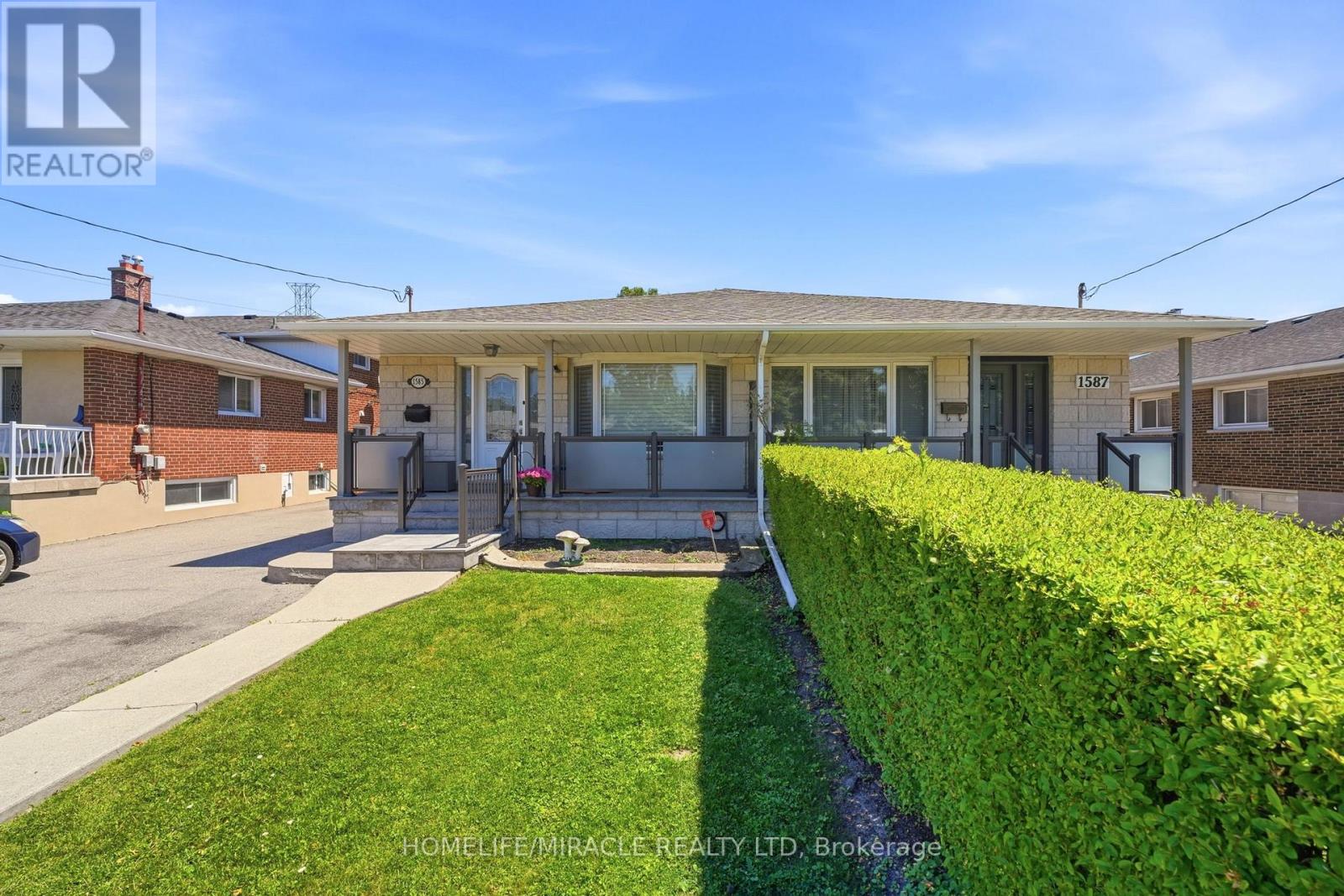 1585 CORAM CRESCENT - 1