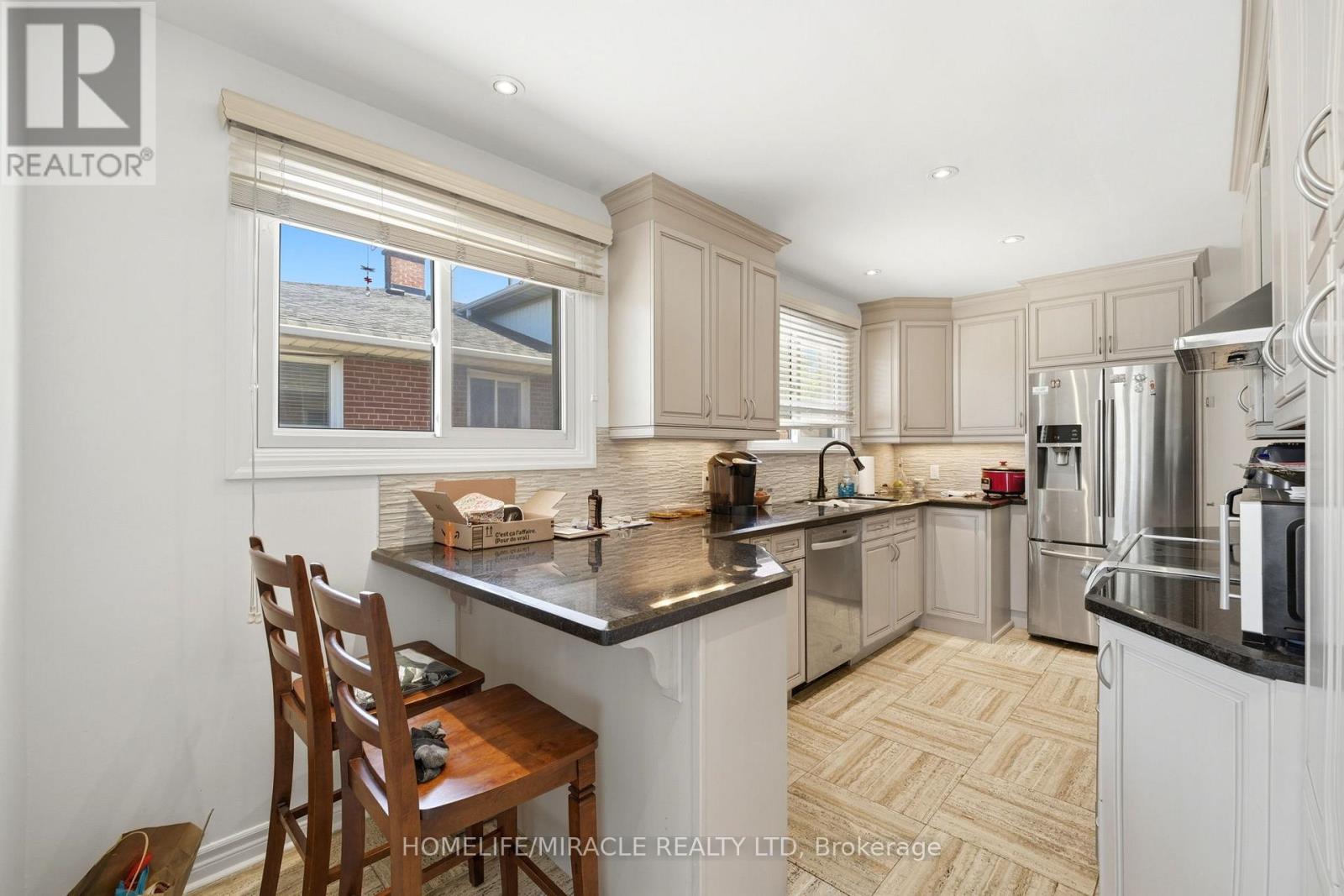 1585 CORAM CRESCENT - 11