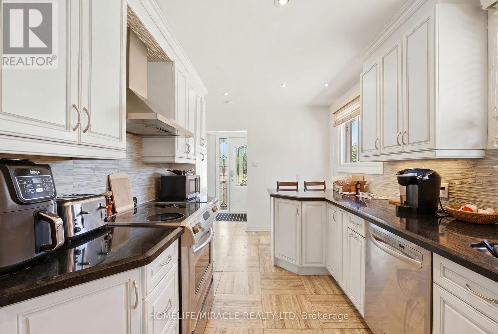 1585 CORAM CRESCENT - 14