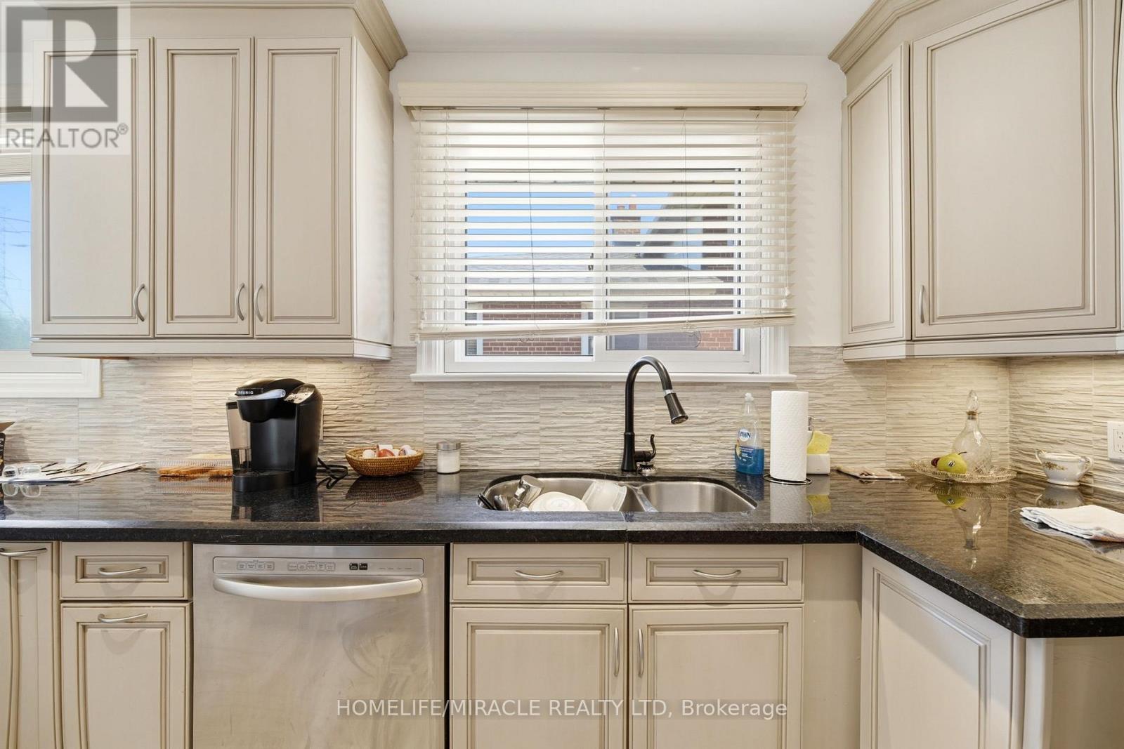 1585 CORAM CRESCENT - 15
