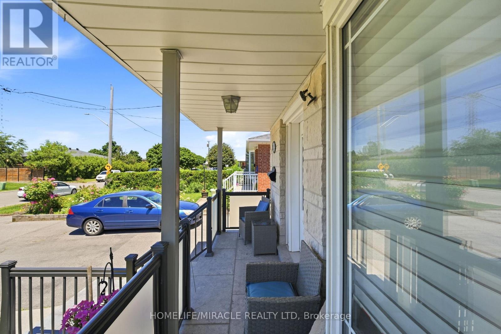 1585 CORAM CRESCENT - 2