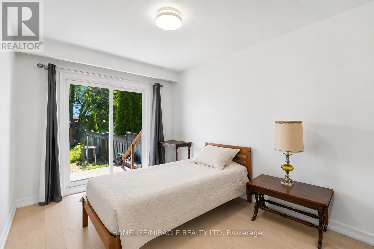 1585 CORAM CRESCENT - 26