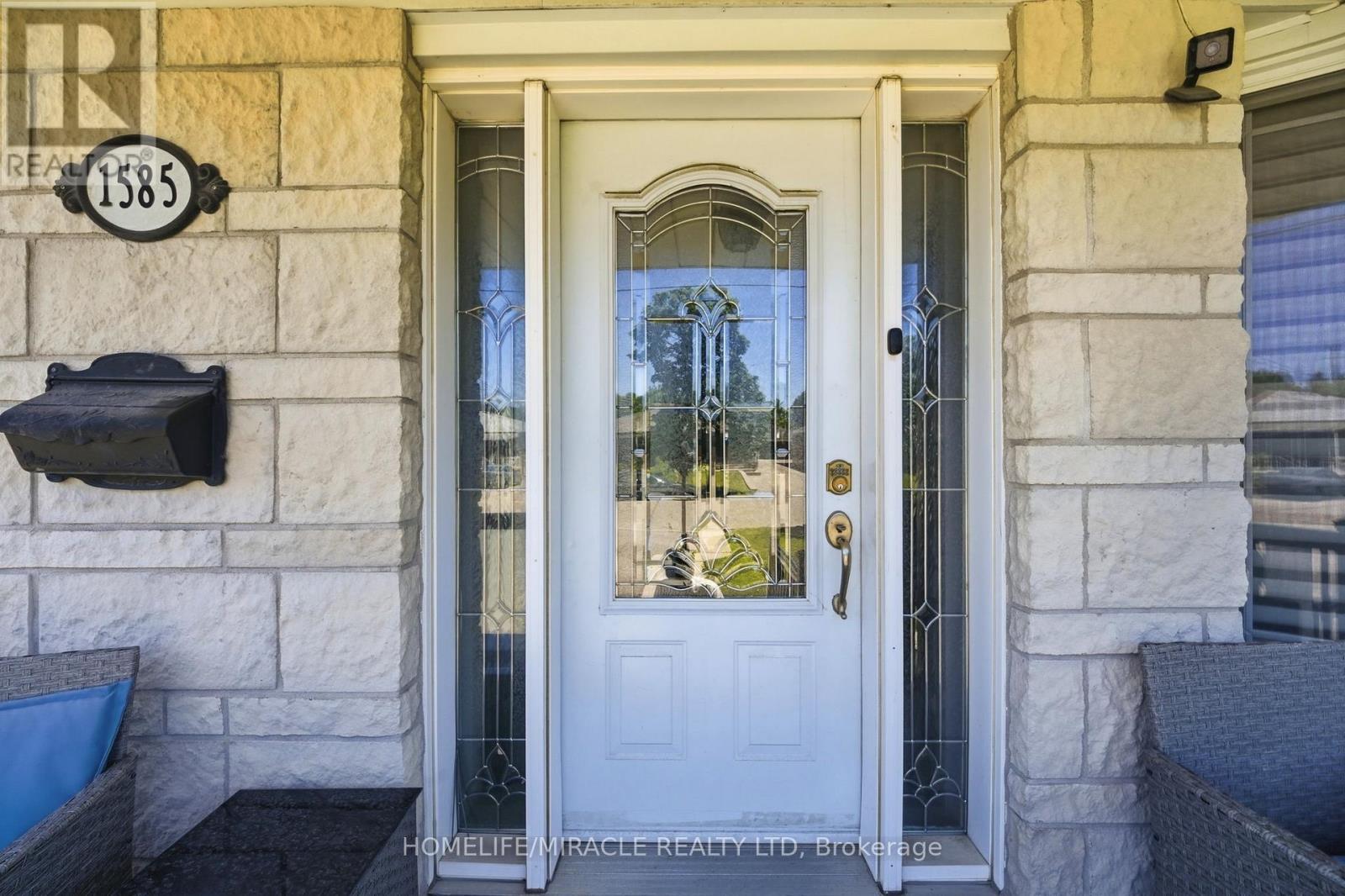 1585 CORAM CRESCENT - 3