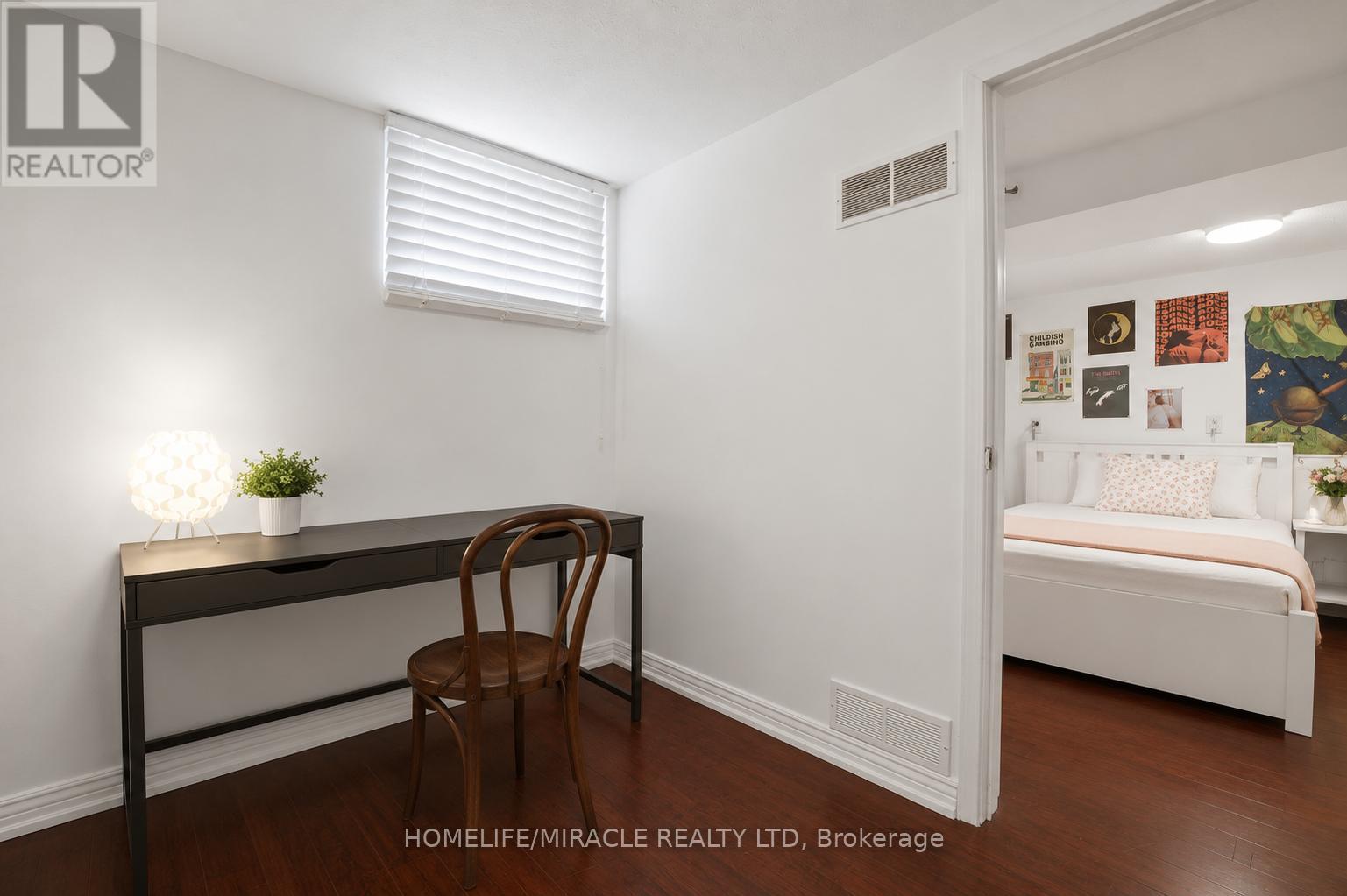 1585 CORAM CRESCENT - 34