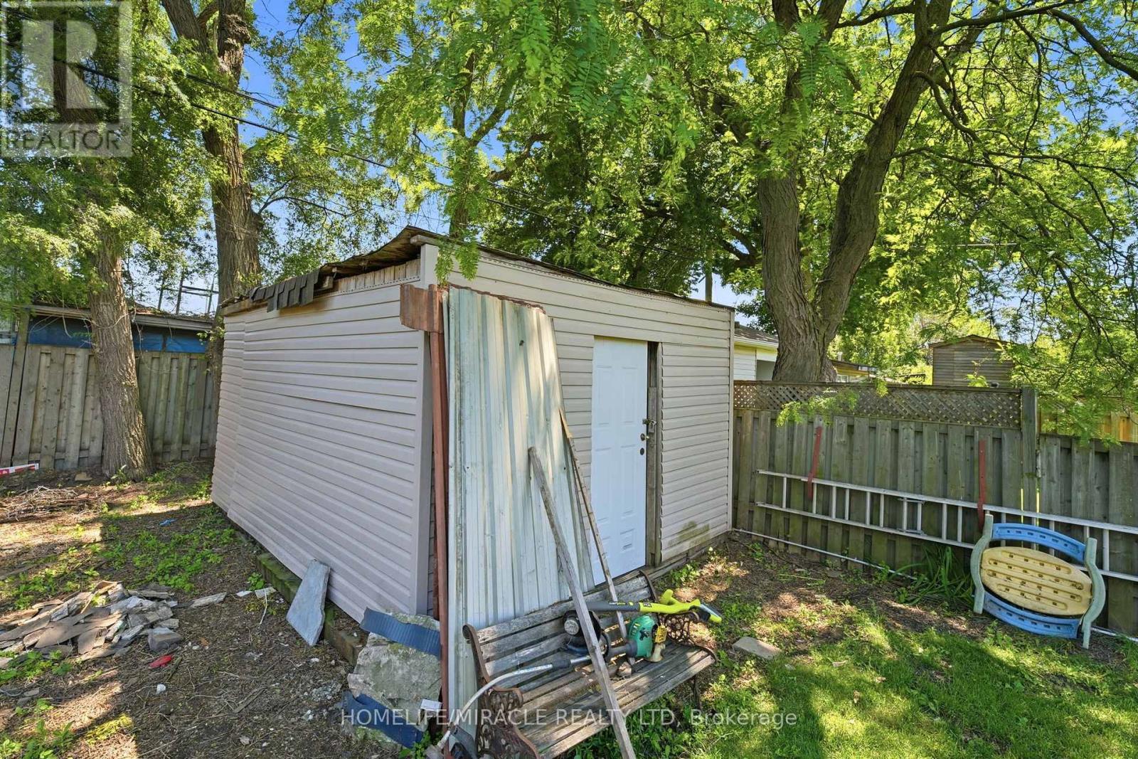 1585 CORAM CRESCENT - 41