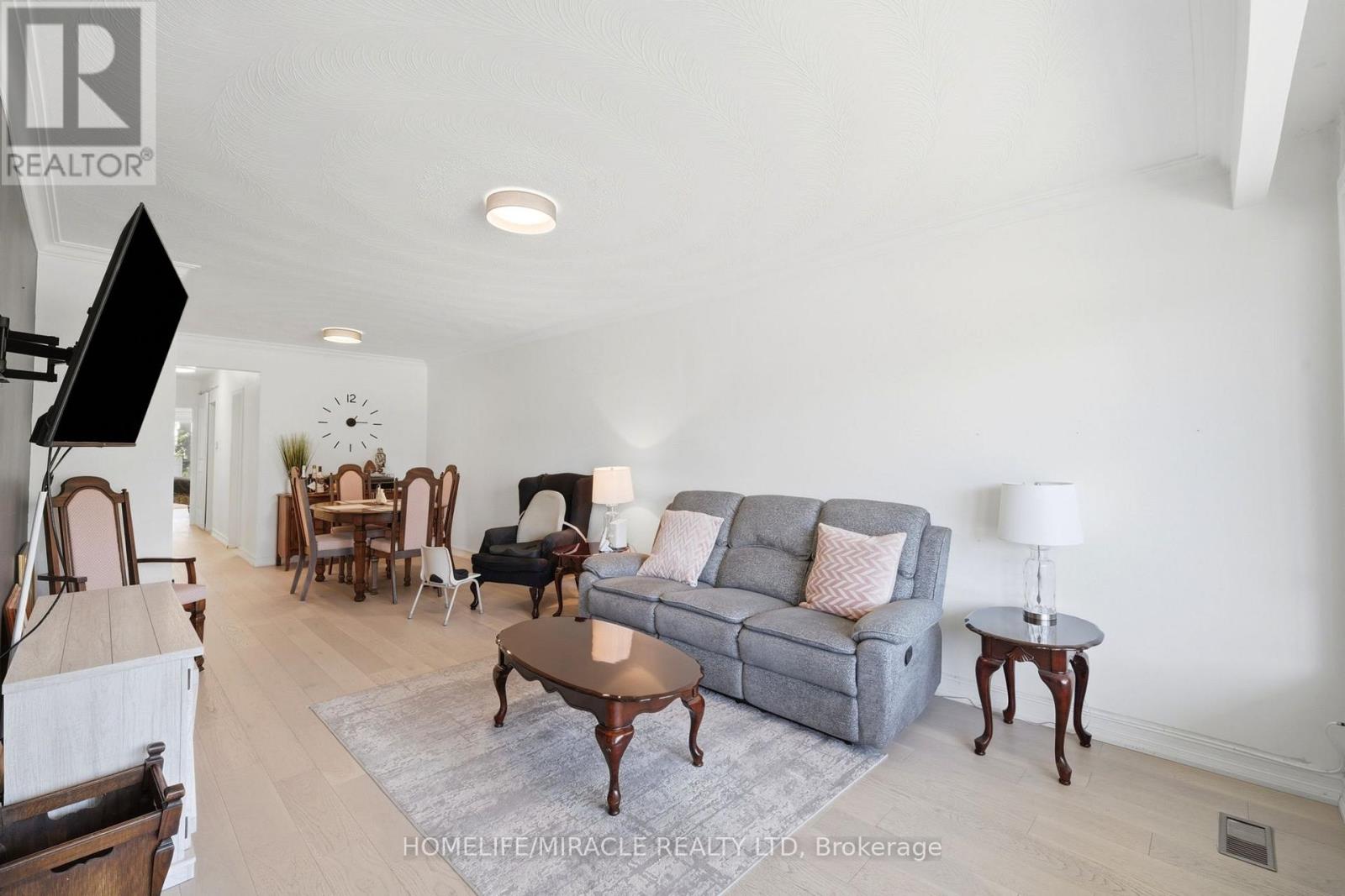 1585 CORAM CRESCENT - 5