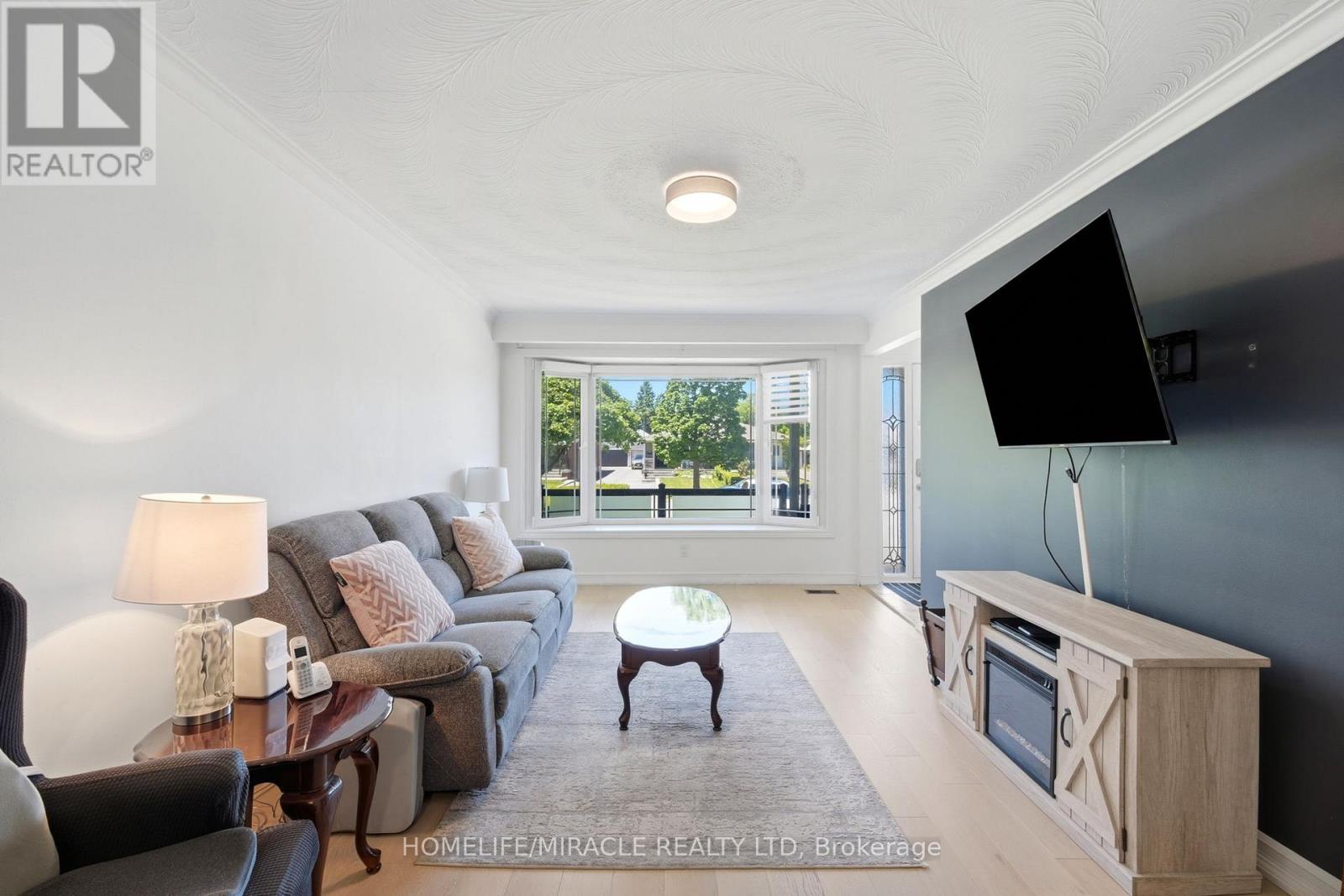 1585 CORAM CRESCENT - 8