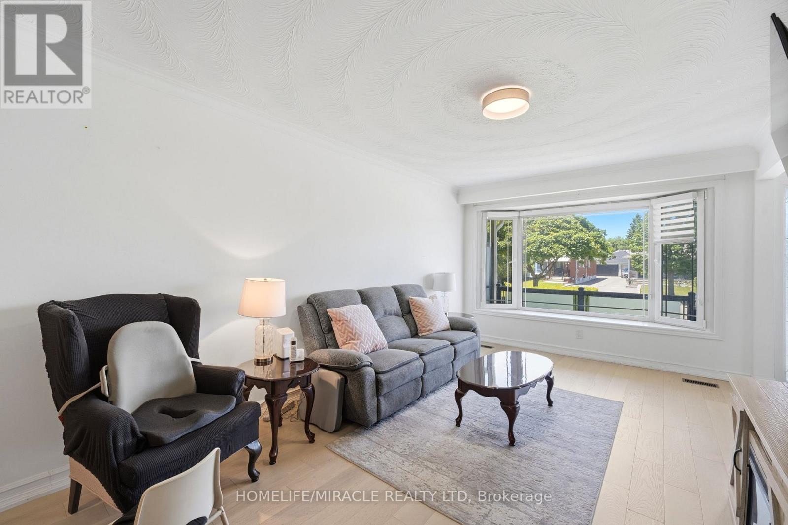 1585 CORAM CRESCENT - 9