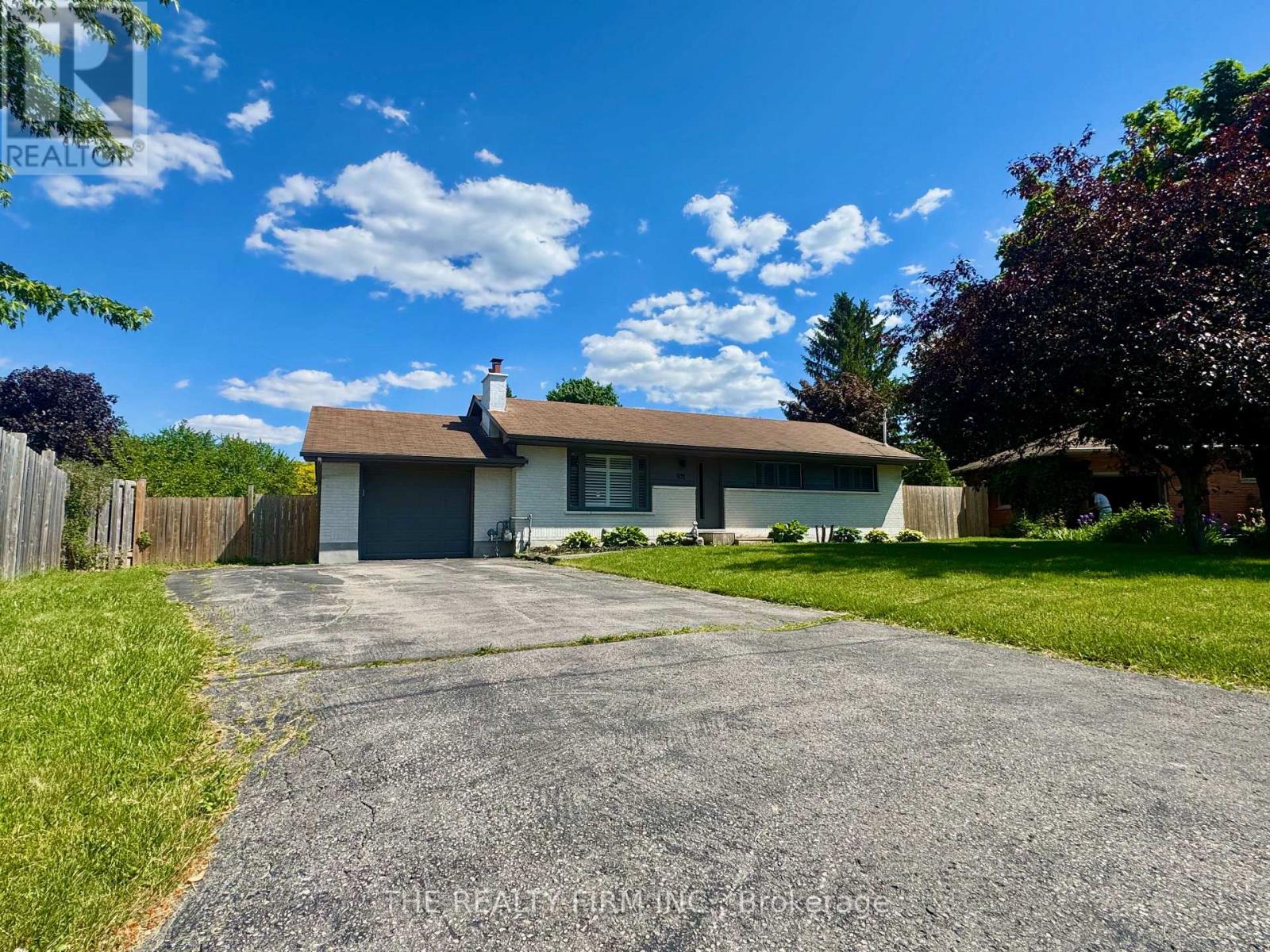 571 EVERGLADE CRESCENT - 1