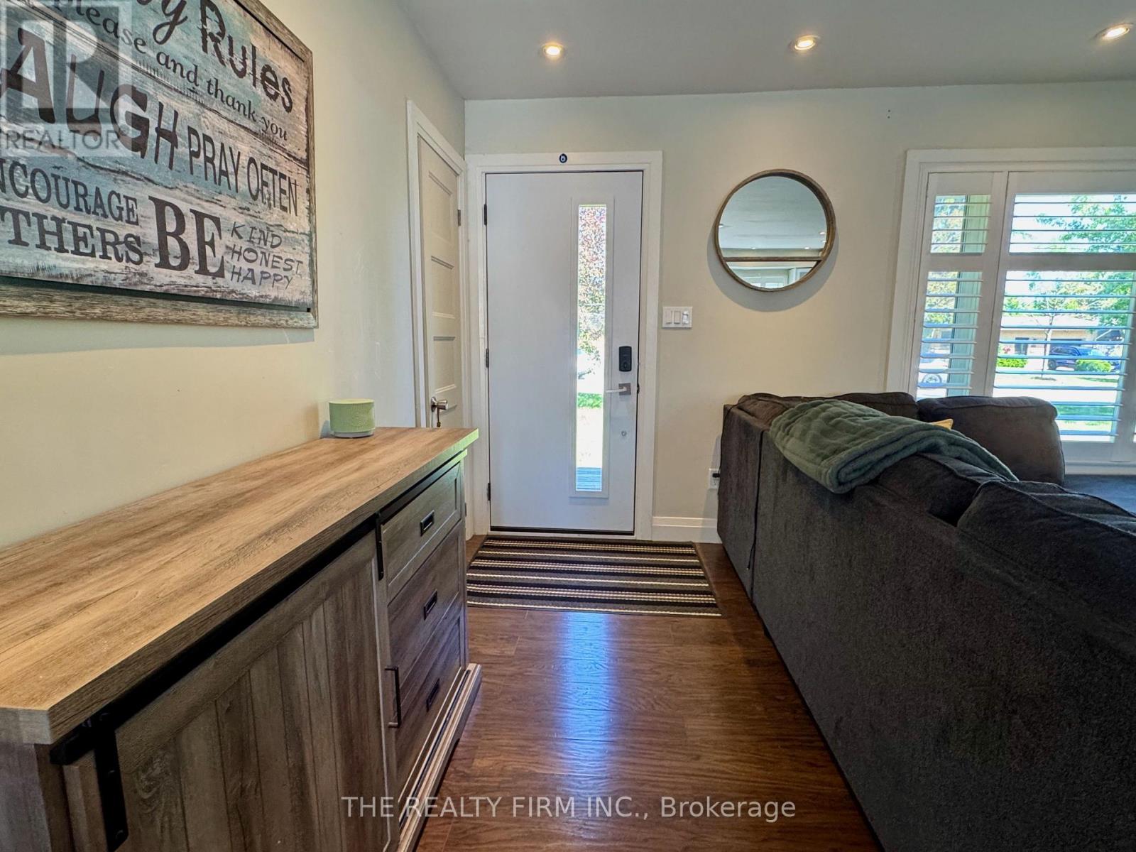 571 EVERGLADE CRESCENT - 3
