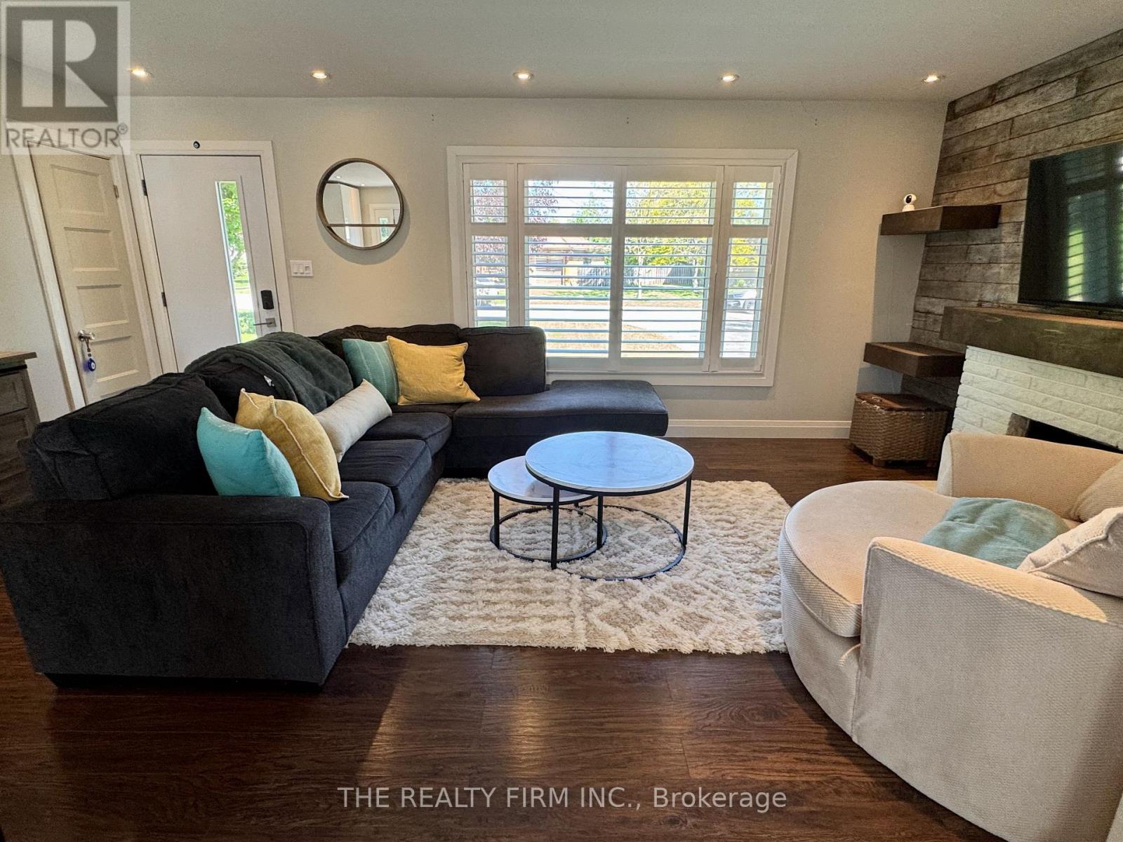 571 EVERGLADE CRESCENT - 4