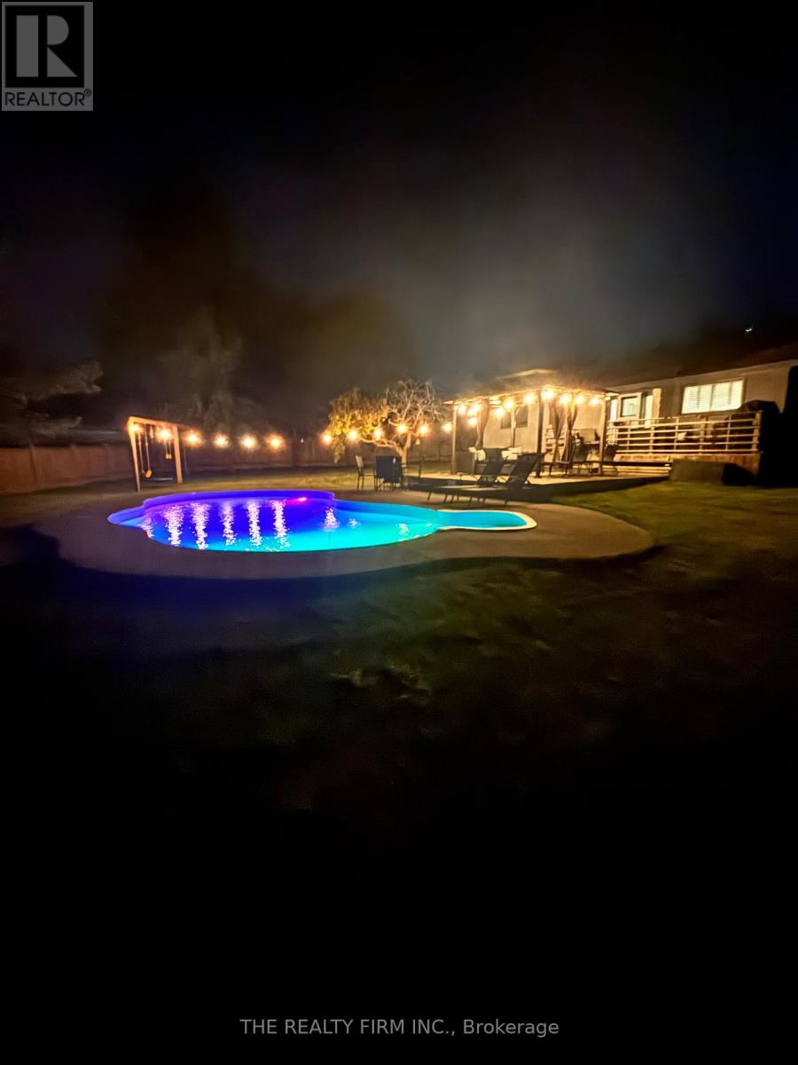 571 EVERGLADE CRESCENT - 43
