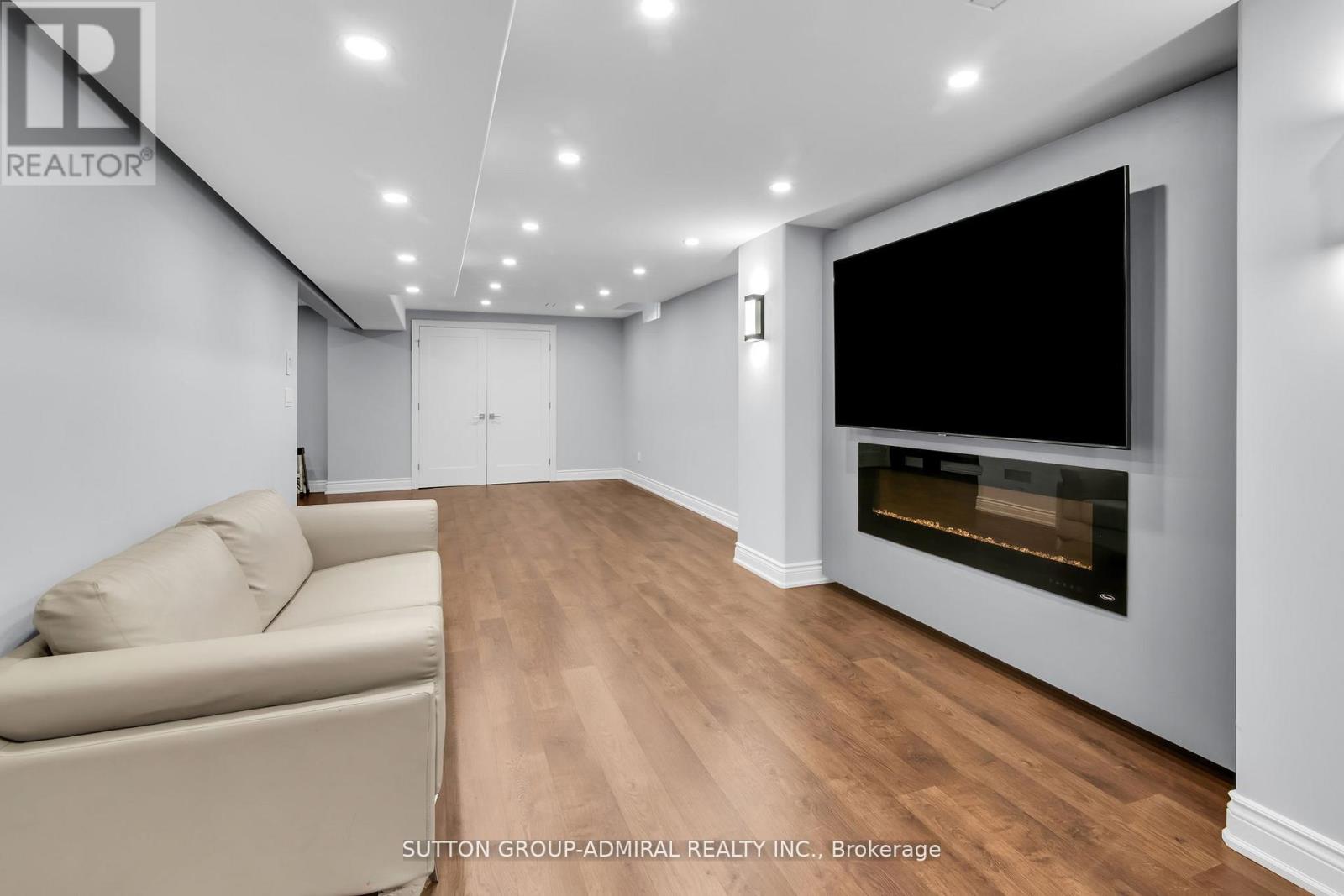 25 GRENADIER CRESCENT - 36