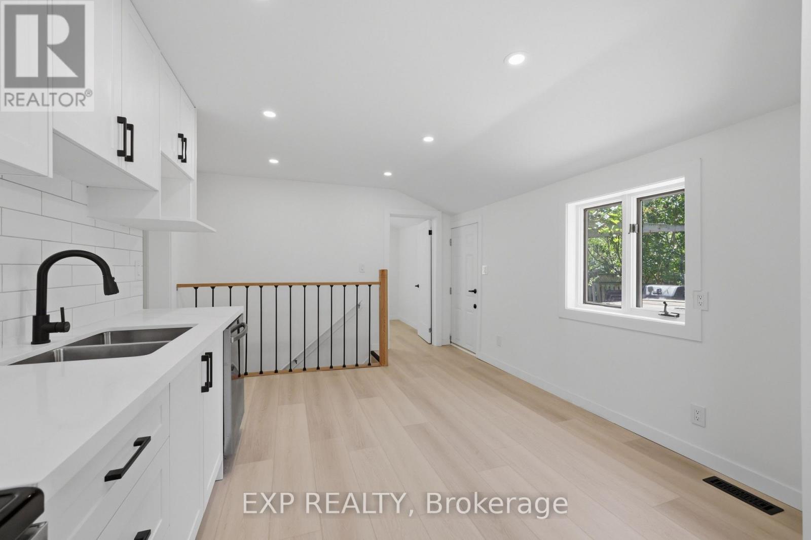 571 ELIZABETH STREET - 11