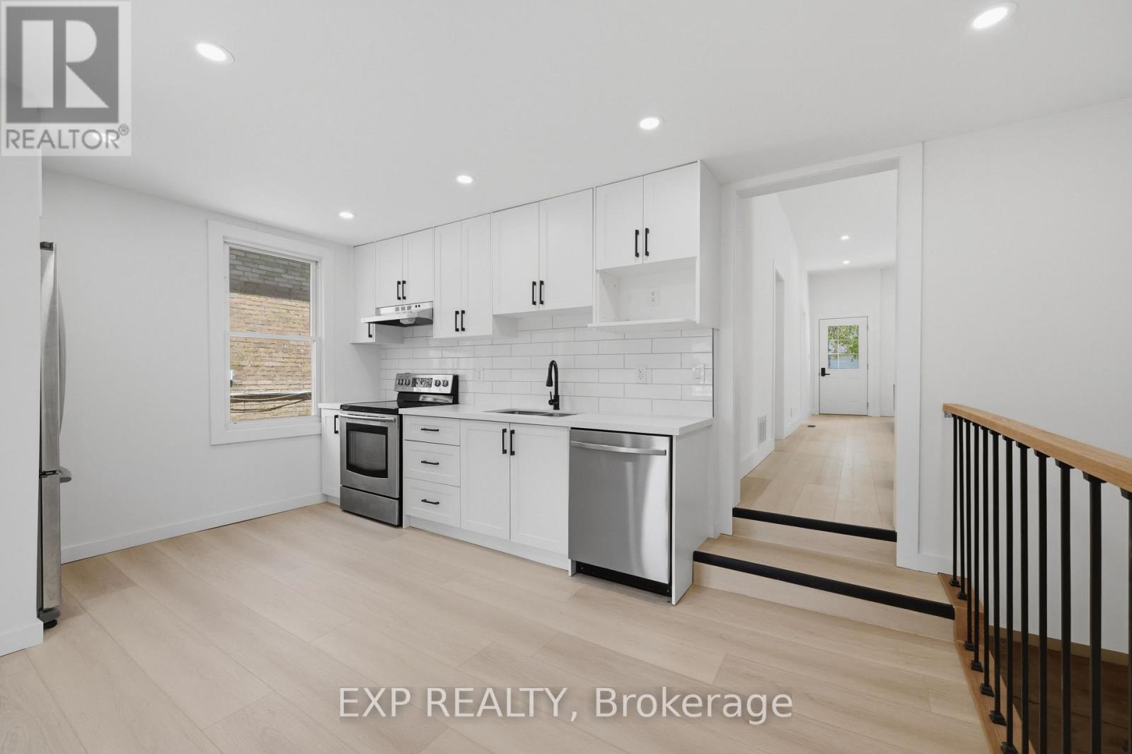 571 ELIZABETH STREET - 9