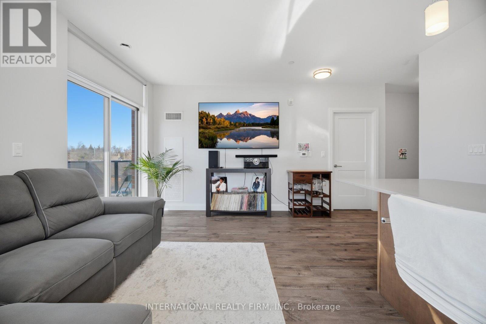 #211 399 QUEEN STREET S - 10