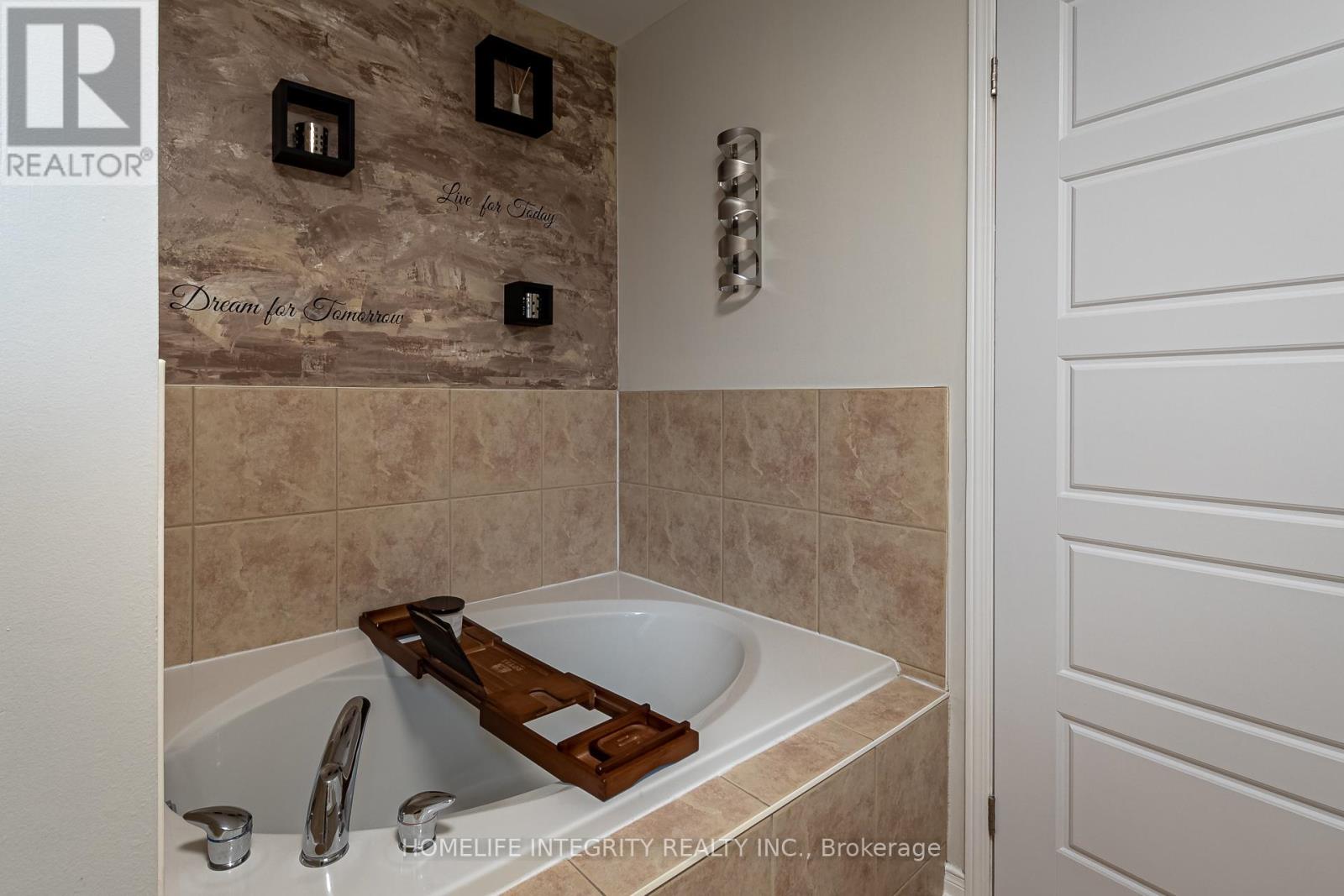 4 SILVERBELL COURT - 17