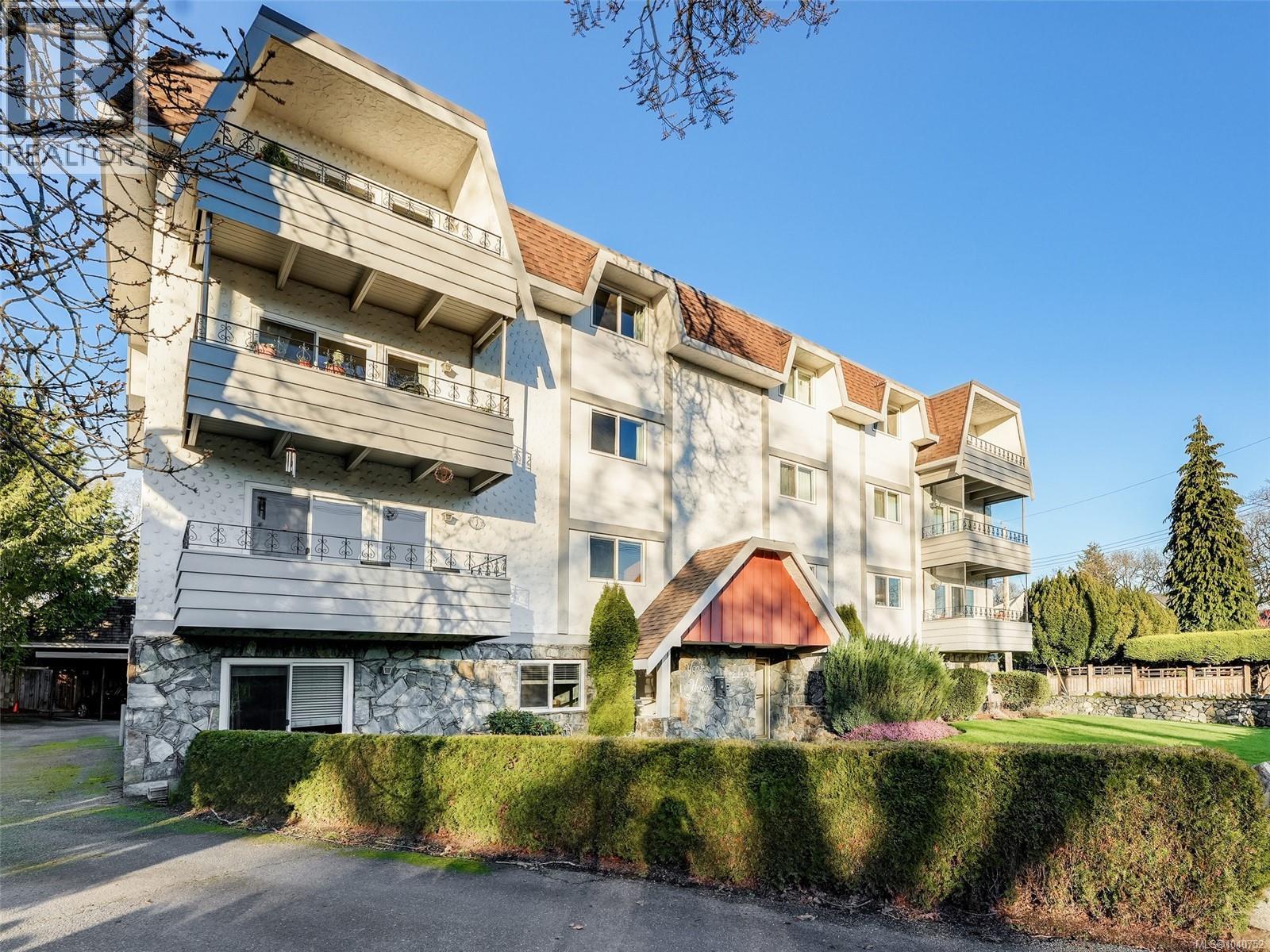 #302 2340 Oak Bay Ave - 1