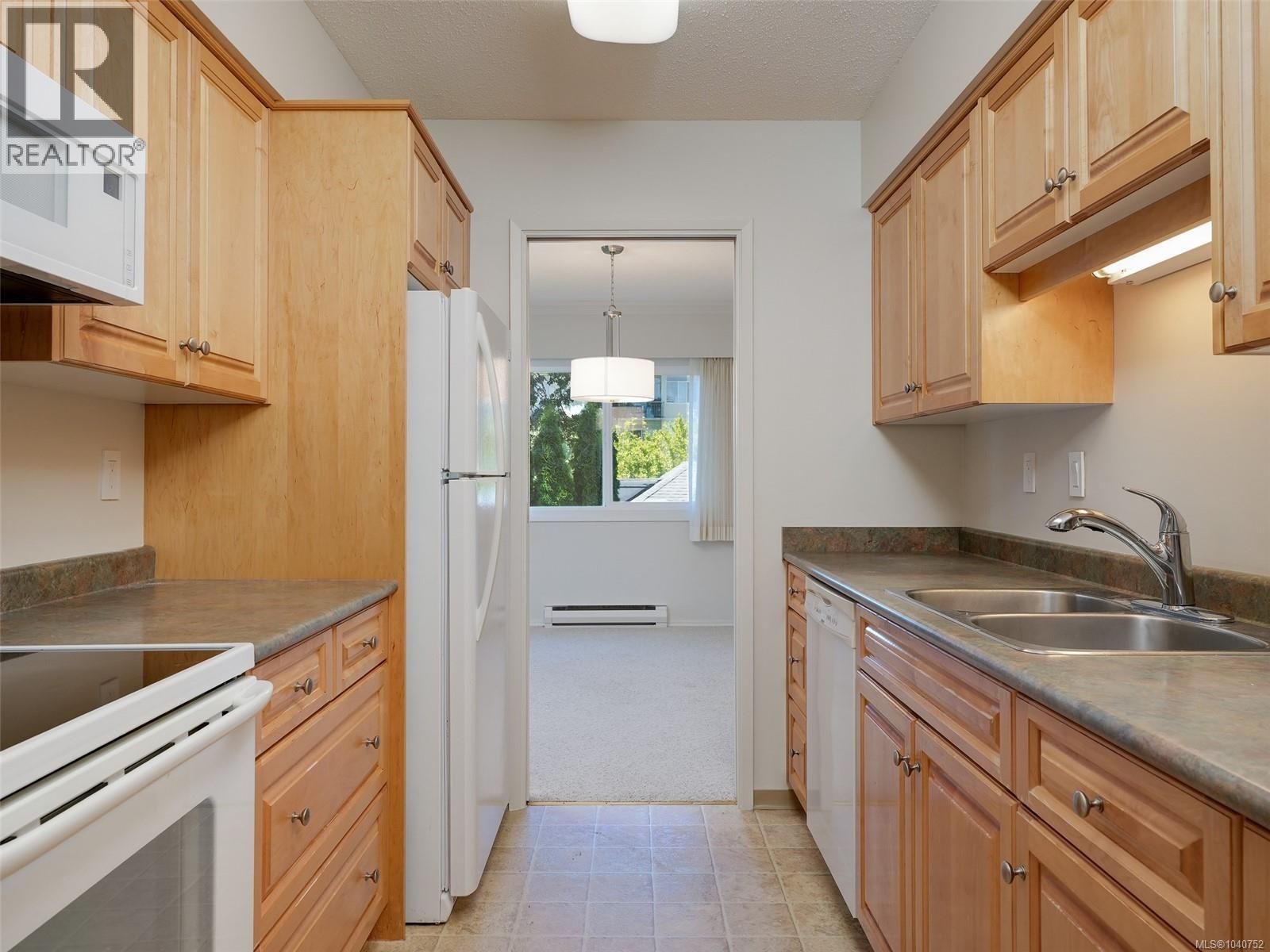 #302 2340 Oak Bay Ave - 11