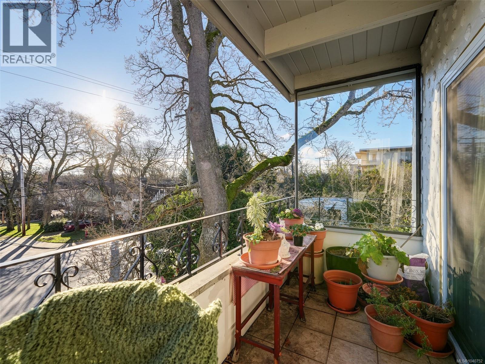 #302 2340 Oak Bay Ave - 27