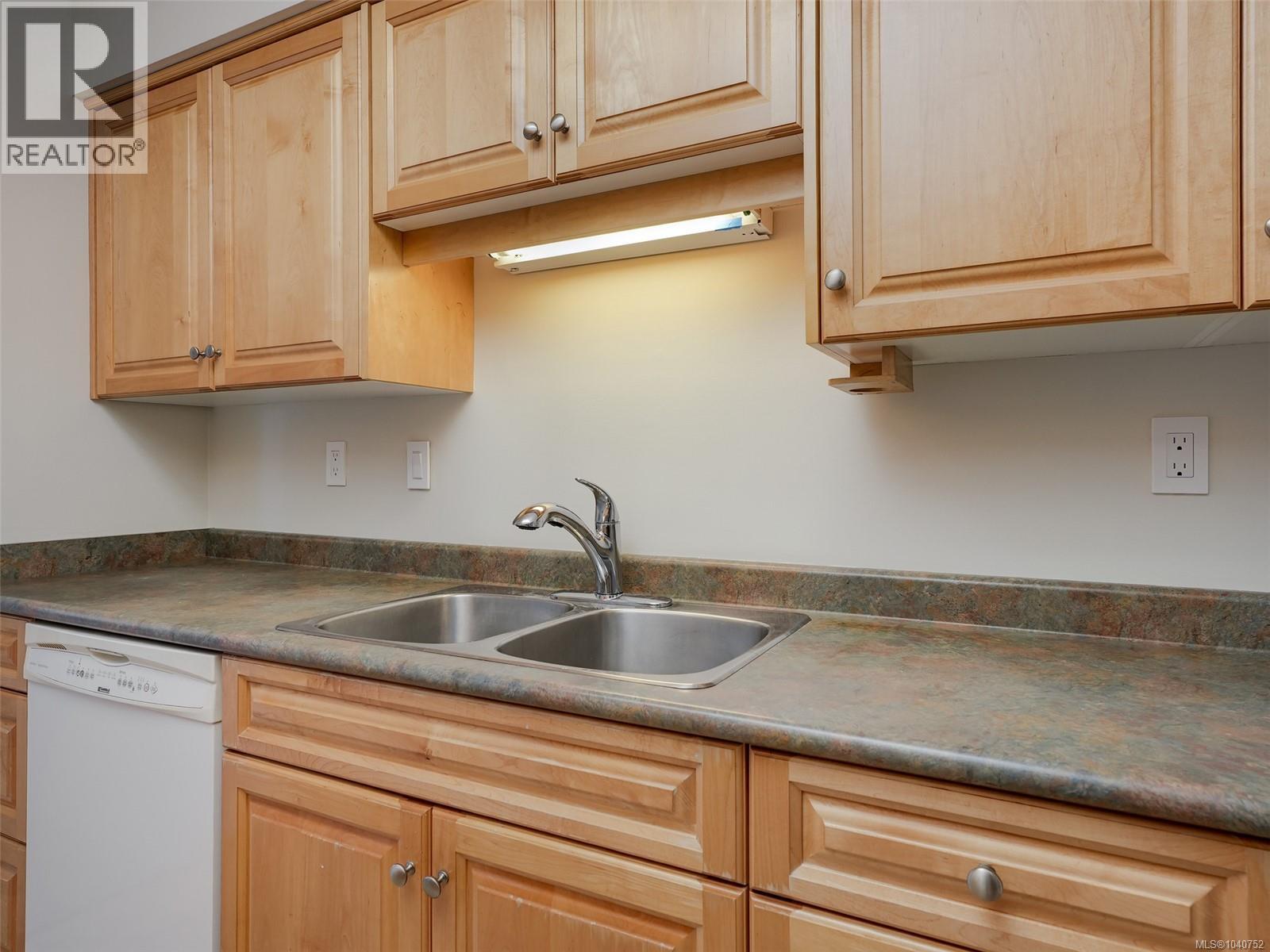 #302 2340 Oak Bay Ave - 9