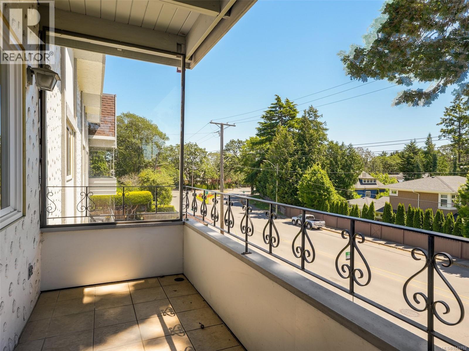 #302 2340 Oak Bay Ave - 22