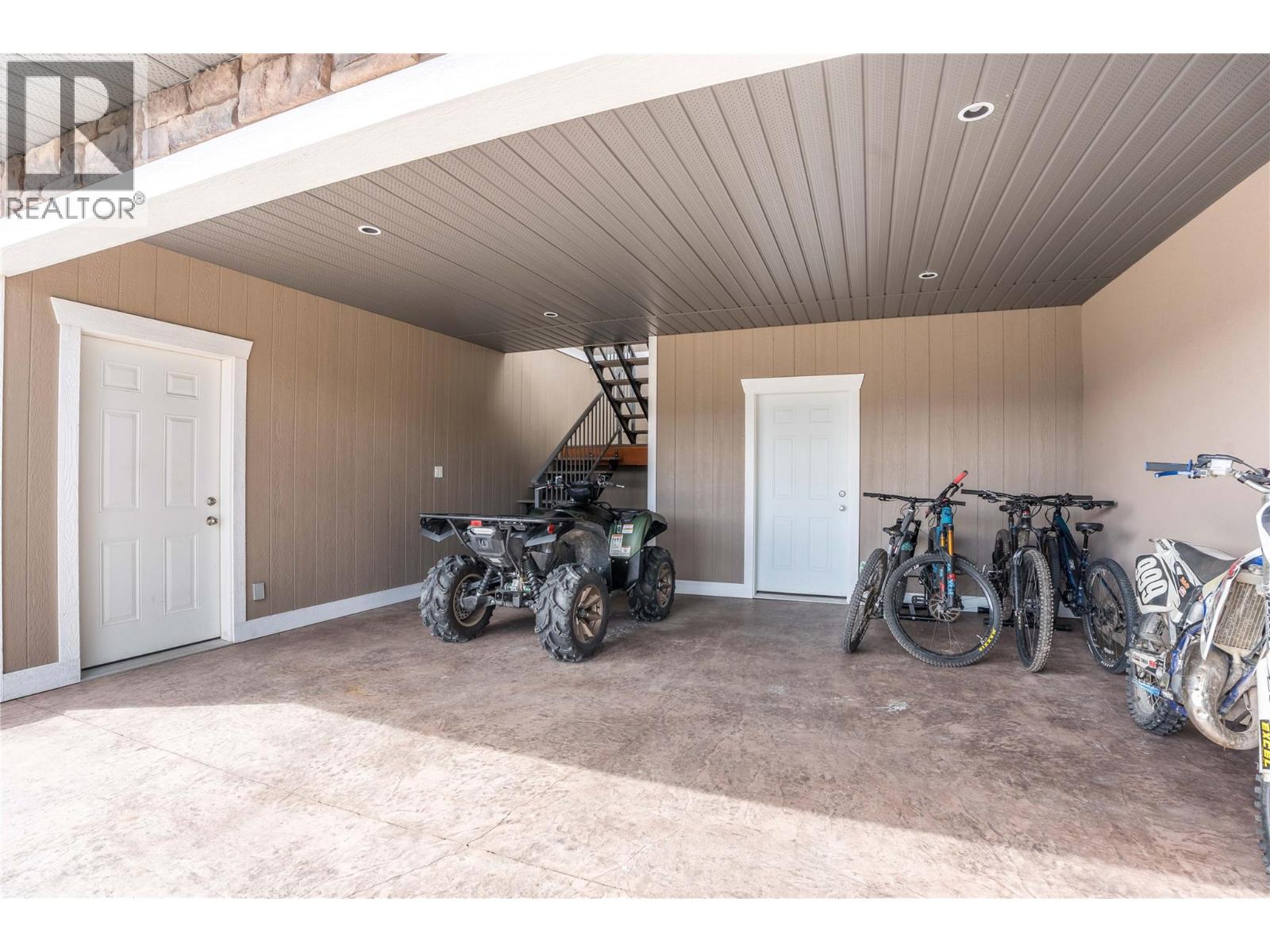 6220 Simpson Road, Summerland